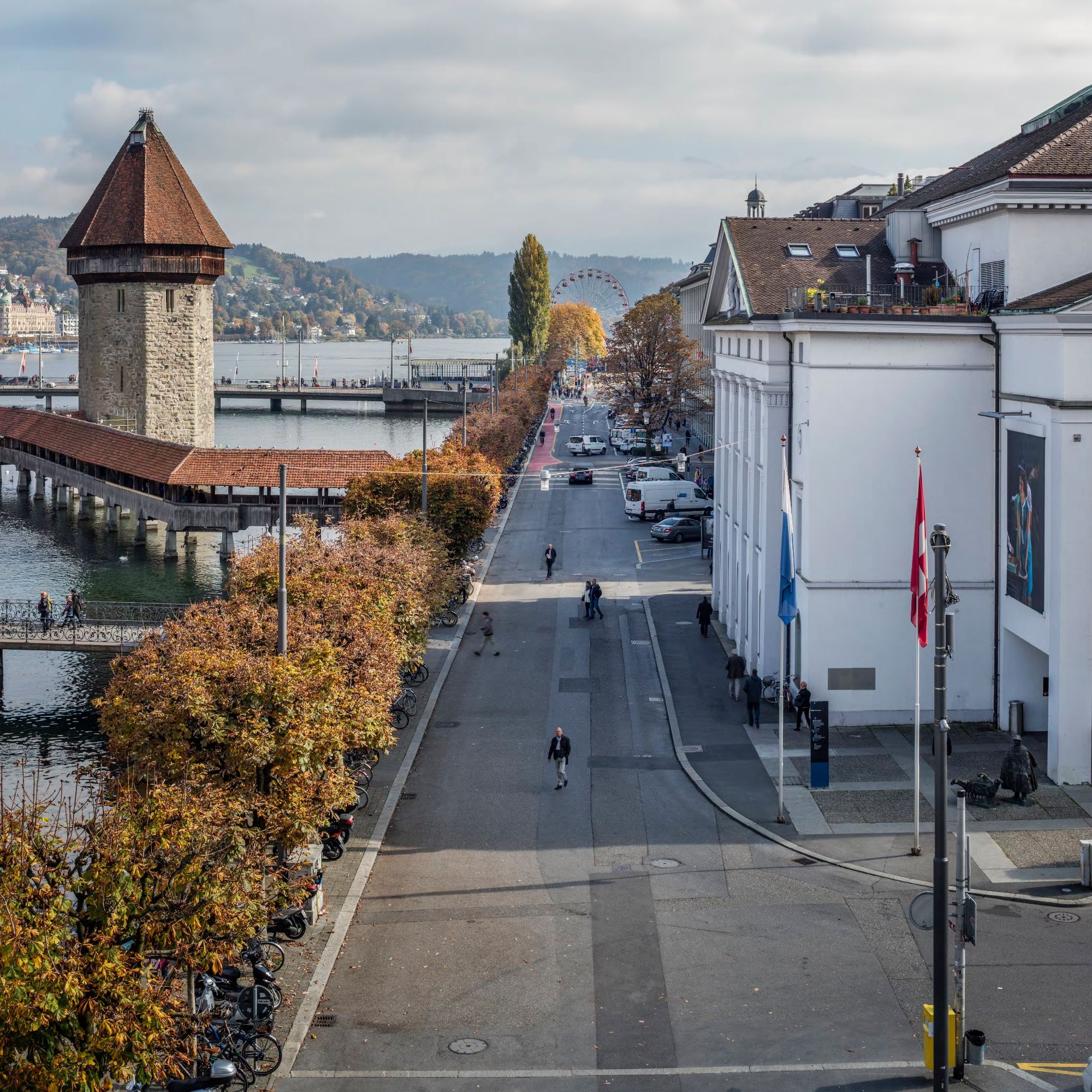 Blick auf die Luzerner Bahnhofstrasse neben der Kapellbrücke.