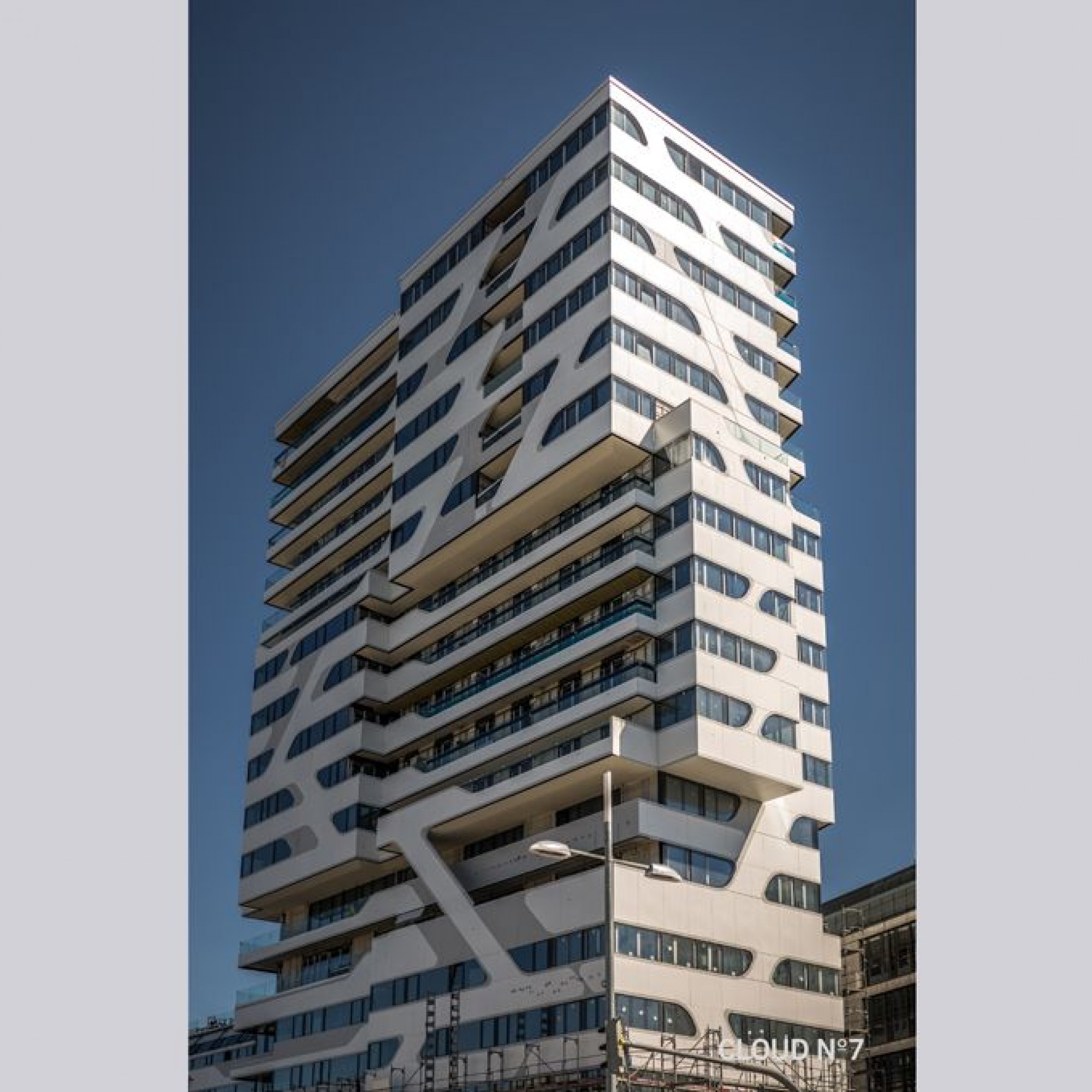 Die Cloud No7 ist das höchste Wohnhaus in Stuttgart. Die moderne und schlanke Fassade wurde möglich mit CALOSTAT®.