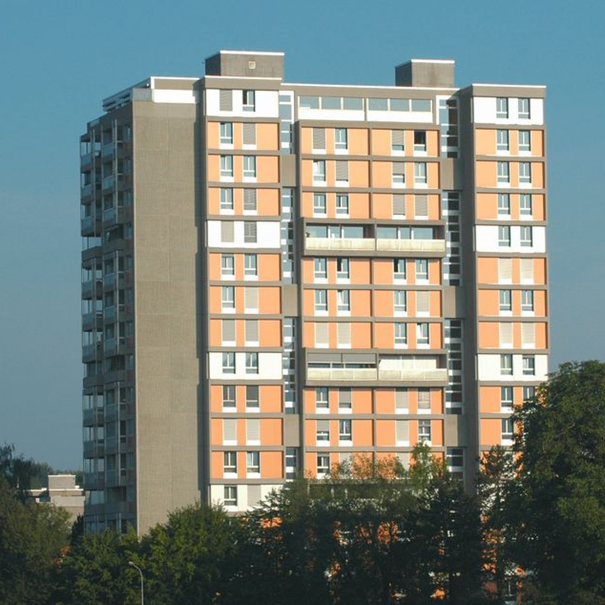 Bei der Sanierung und energetischen Ertüchtigung dieses Mehrfamilienhauses im schweizerischen Muri bei Bern wurde Wert auf Brandschutz und Nachhaltigkeit gelegt. Daher fiel die Wahl auf CALOSTAT®.