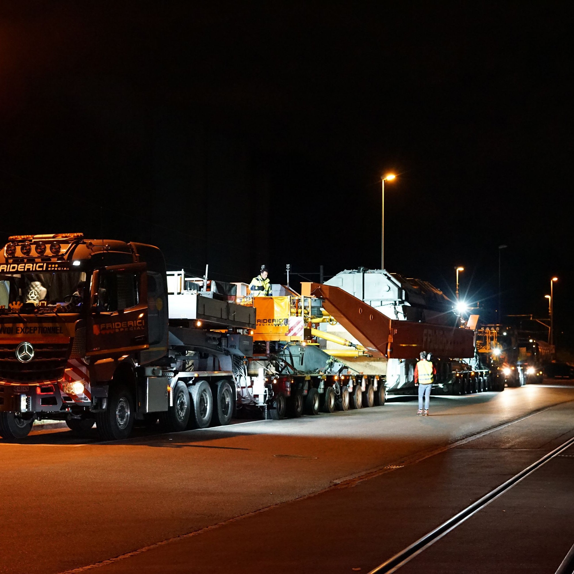 Der Spezialtransporter ist 63 Meter lang und aus zwei Teilen aufgebaut, die mit einem riesigen Stahlträger verbunden sind.