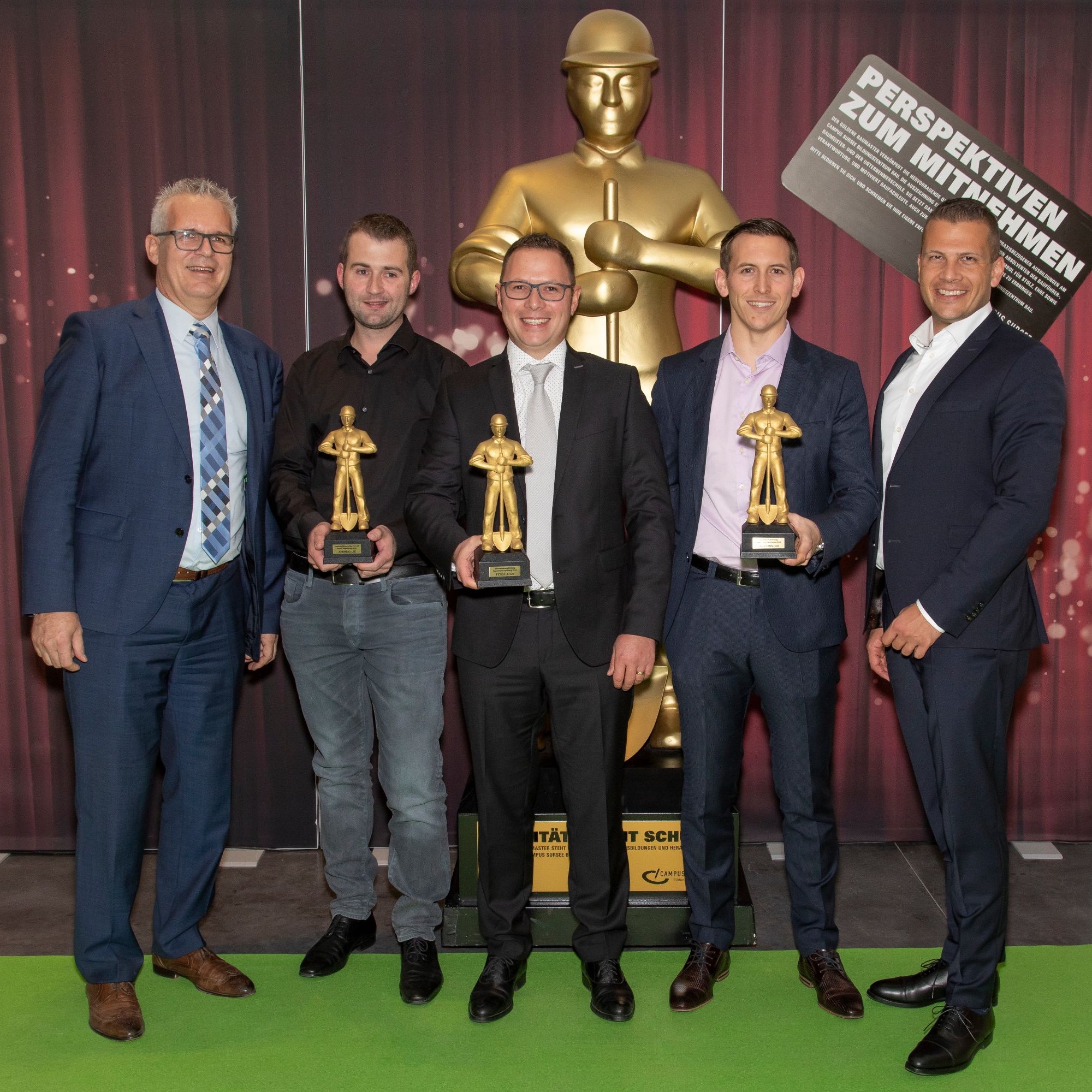 Die Gewinner des Goldenen Baumasters: Andreas Lee, Geschäftsführer Bau (zweiter von links); Peter Juitzi, Baumeister (dritter von links); und Dario Minder, Bauleiter (vierter von links). Flankiert werden die Gewinner von Thomas Stocker (links) und Marc-Au