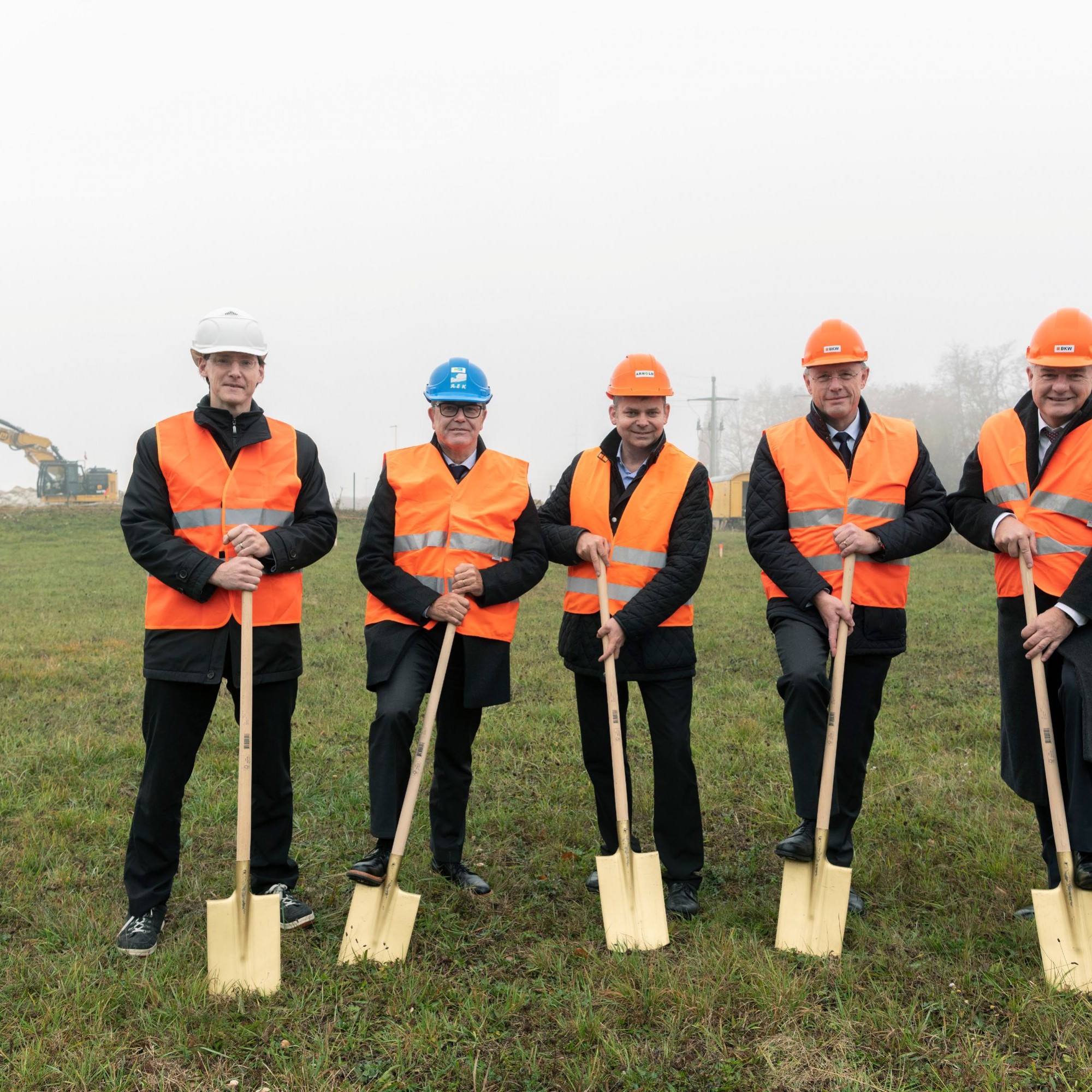 Der Spatenstich in Luterbach (v.l.n.r.): Michael Ochsenbein (Gemeindepräsident Luterbach), Walter Wirth (CEO AEK onyx AG), Werner Sturm (CEO Arnold AG), Ronald Trächsel (CFO BKW AG), Roland Küpfer (Leiter Netze BKW AG).