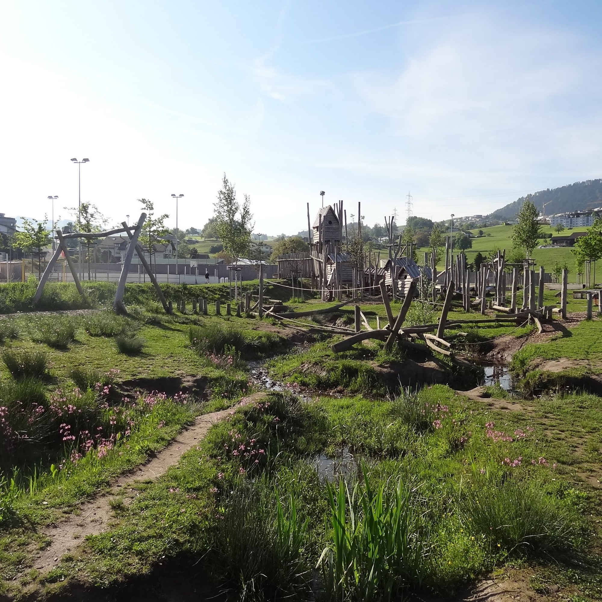 Beispiel für Grünraumgestaltung: Abenteuerspielplatz und Hochwasserschutz im Freizeitpark Erlenmoos bei Wollerau.
