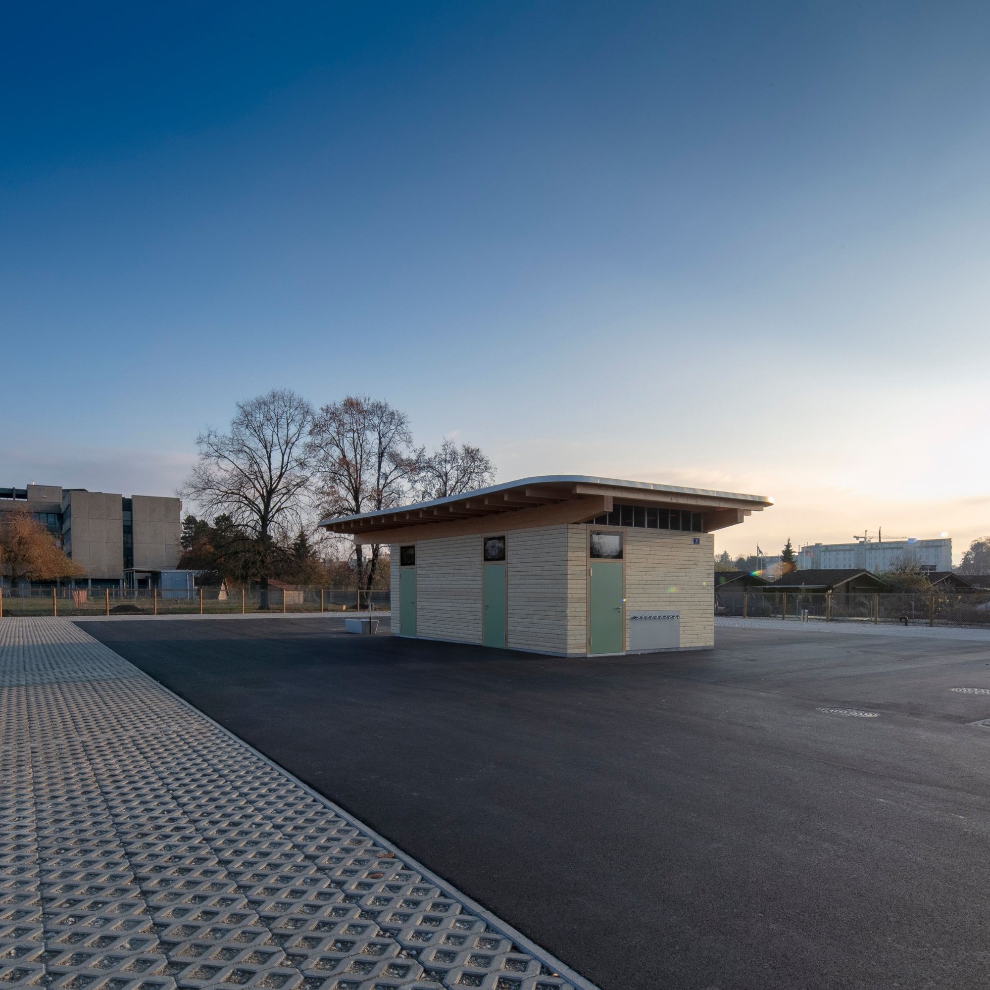 Der neue Standplatz mit dem Infrastrukturgebäude