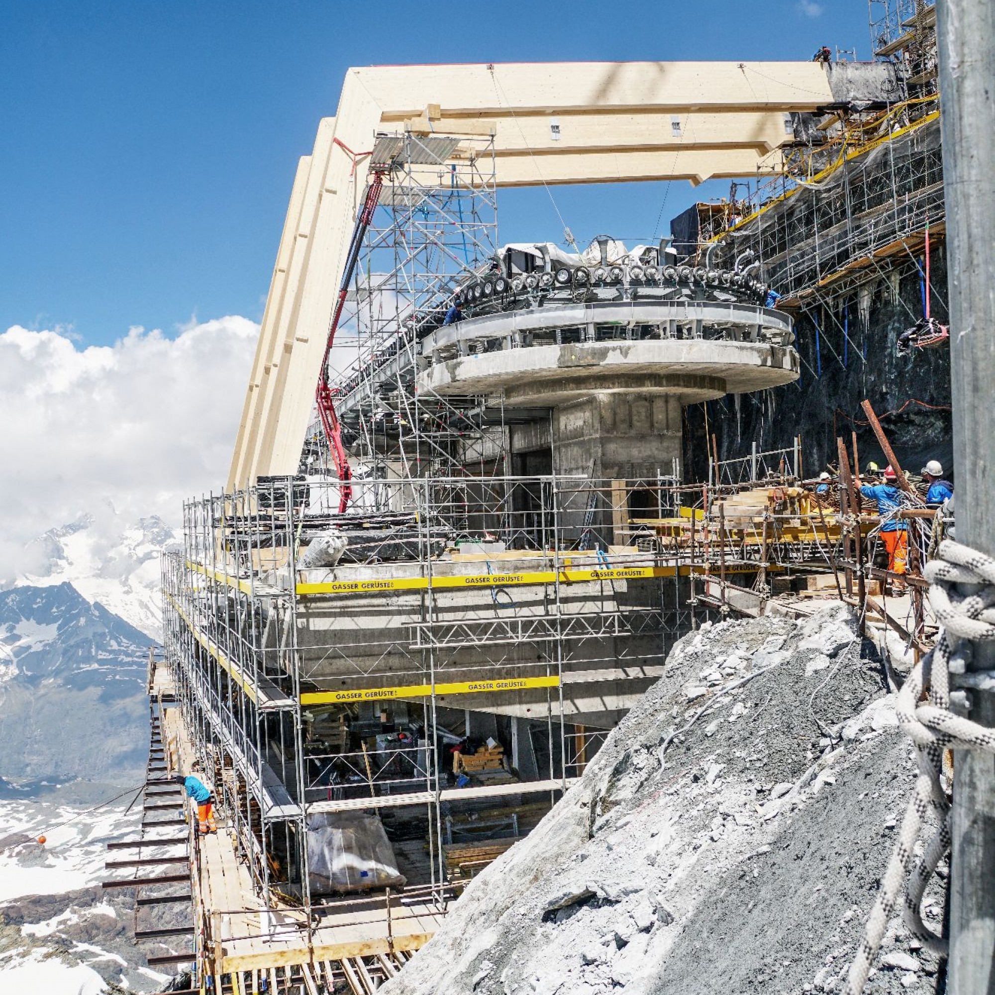 Baustelle zur neuen Dreiseilumlaufbahn am Klein Matterhorn.