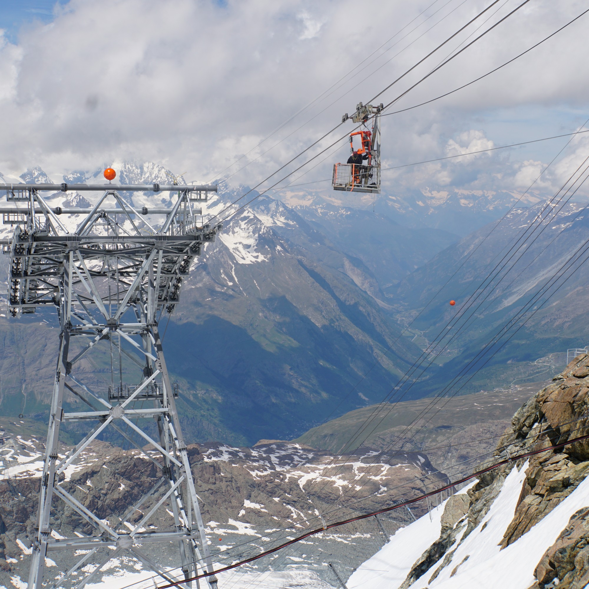 Baustelle zur neuen Dreiseilumlaufbahn am Klein Matterhorn.