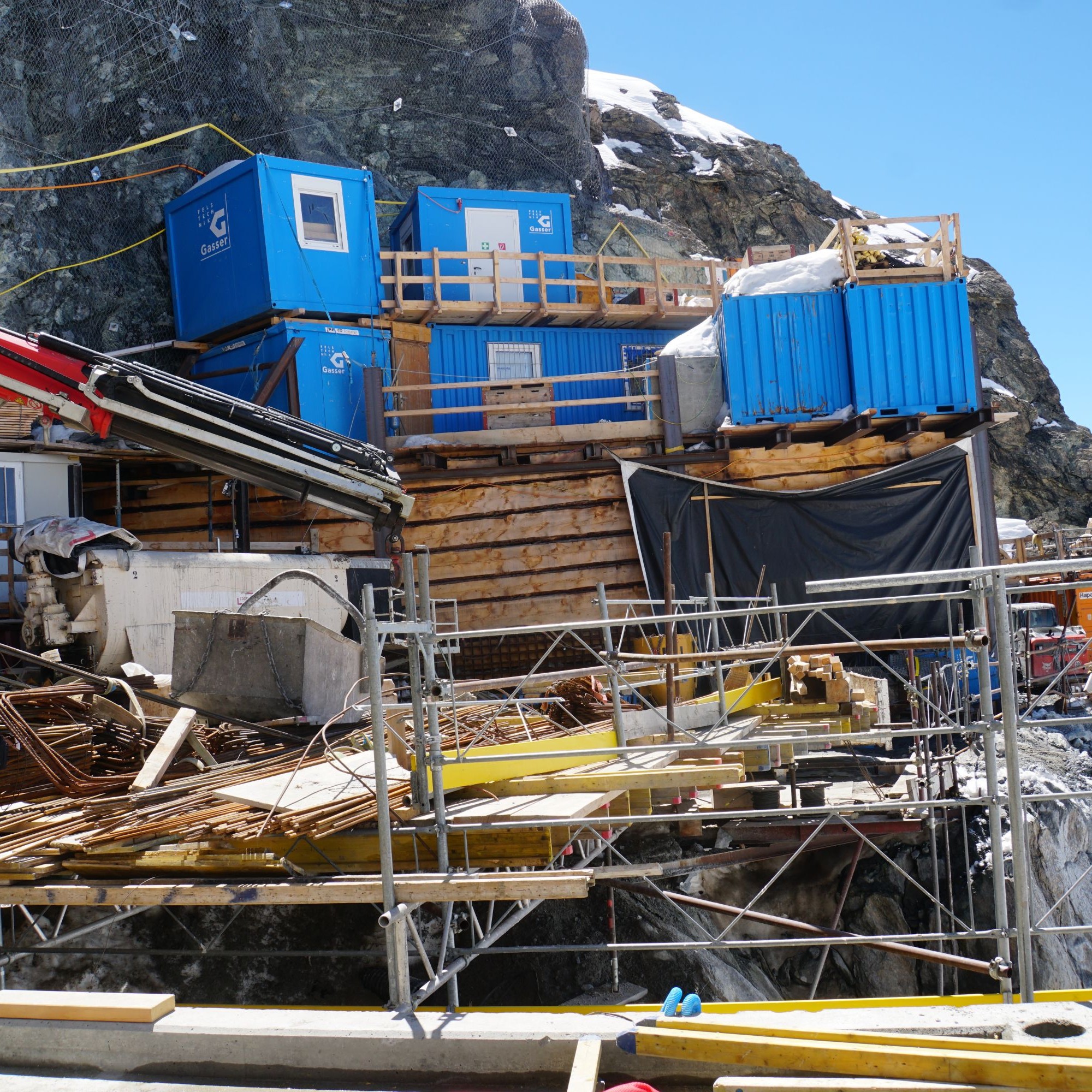 Baustelle zur neuen Dreiseilumlaufbahn am Klein Matterhorn.