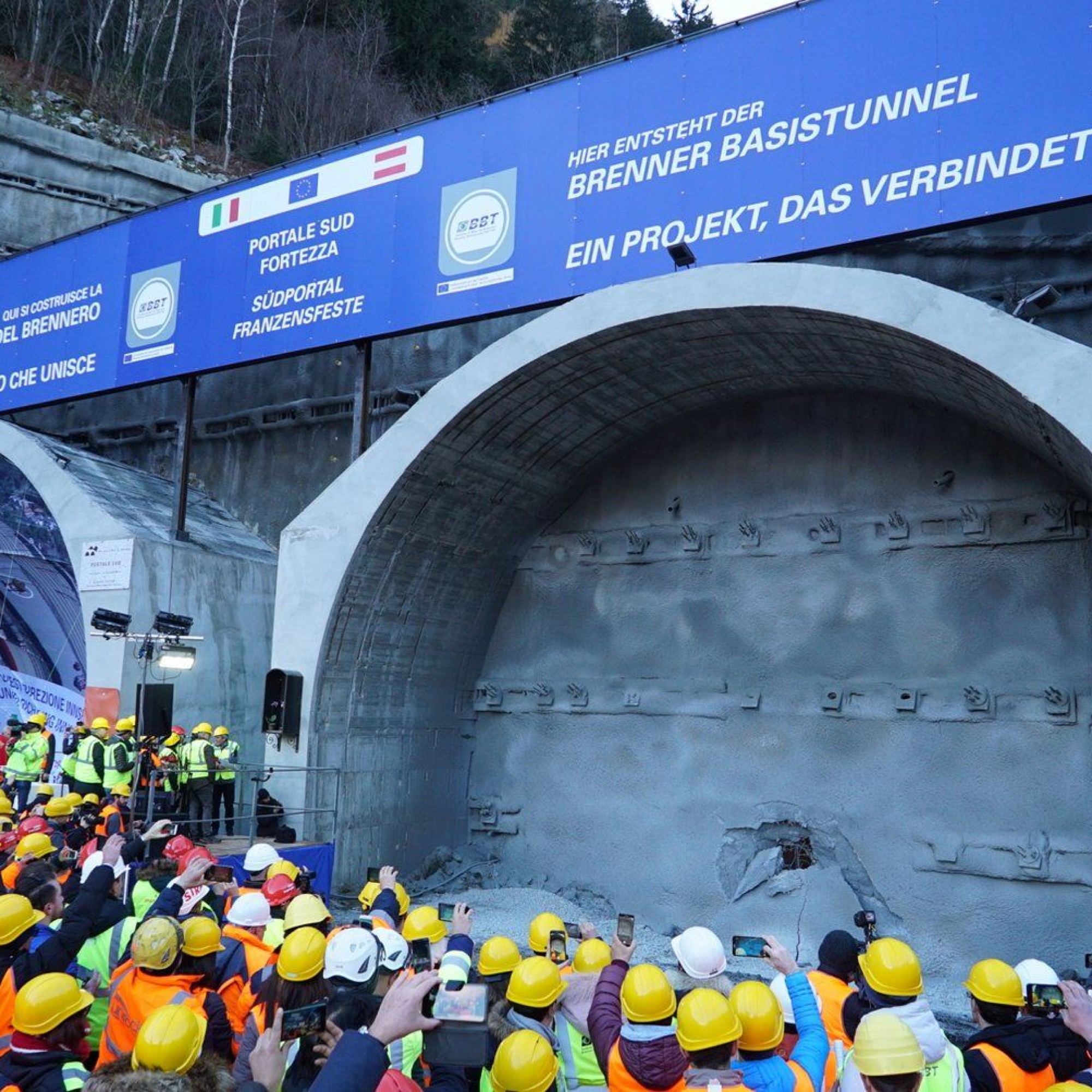 Durchbruch des Brennerbasistunnels am Südportal