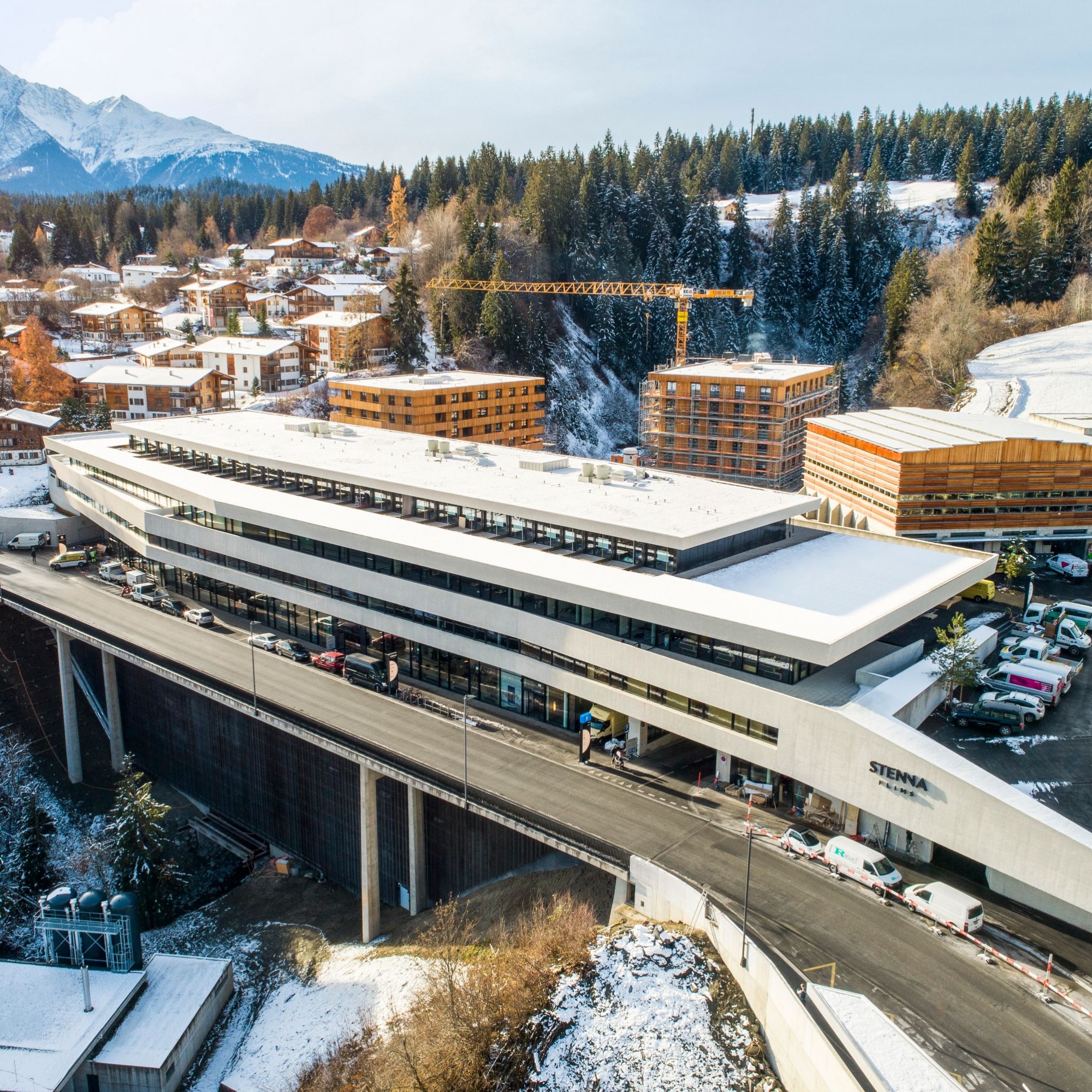 Das Hauptgebäude wurde als brückenartige Verbindung über die Stenna­schlucht erstellt