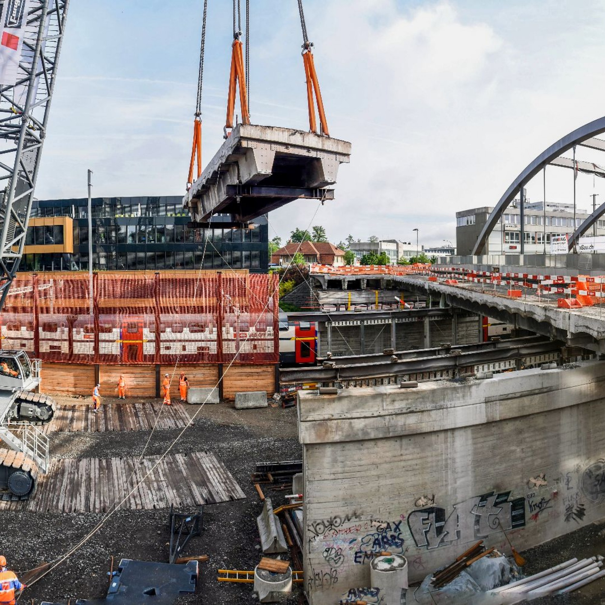 Im April letzten Jahres wurde die Stauffacherbrücke mit dem grössten Raupenkran der Schweiz abgebrochen. 