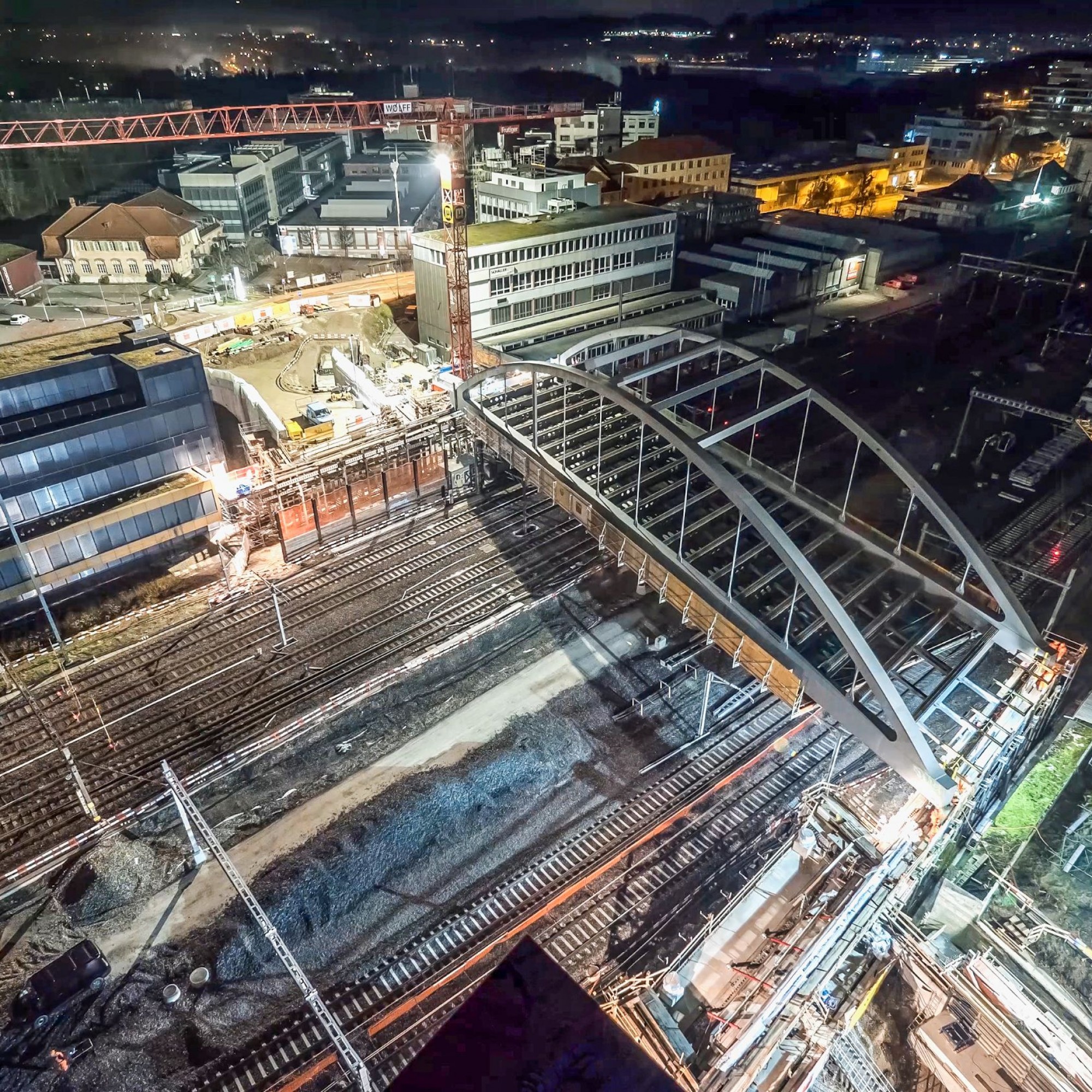 Anfang Februar 2018 wurde das Stahlskelett der Stauffacherbrücke in die richtige Position gezogen.