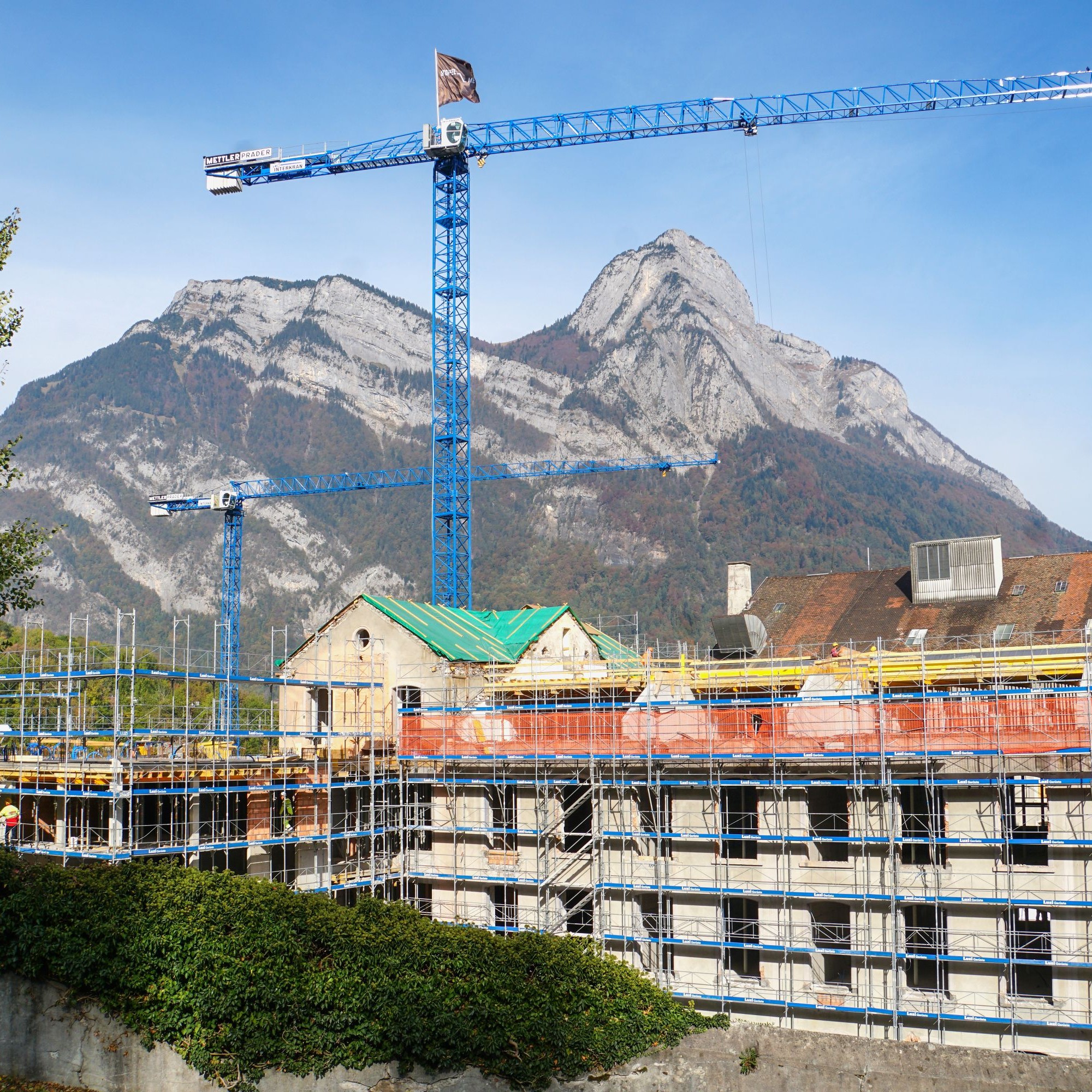 Die Gebäude der ehemaligen Textilfabrik Stoffel oberhalb von Mels SG werden zu Loftwohnungen umgenutzt. Im Hintergrund der Gonzen.