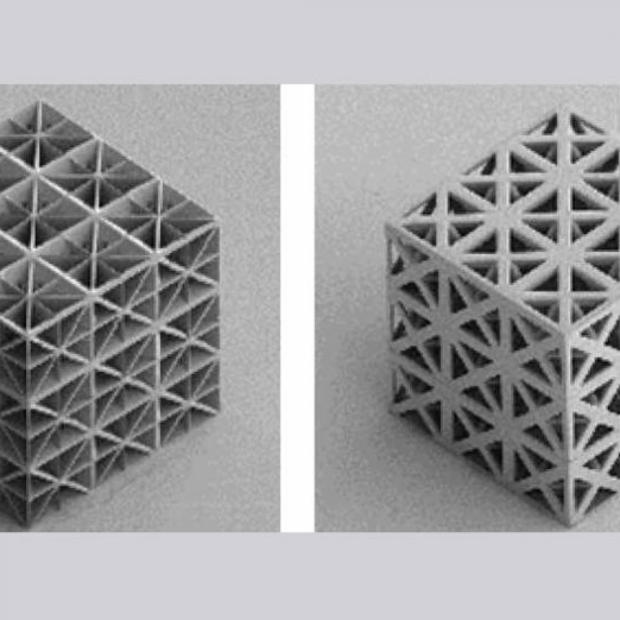 Aus einem Polymer hergestellte Plattenstruktur (links) und Gitterstruktur (rechts). Der Würfel links ist aus zwei Mikrometer dünnen Platten aufgebaut, die Aussenmasse der beiden Würfel betragen 0,2 Millimeter Kantenlänge.