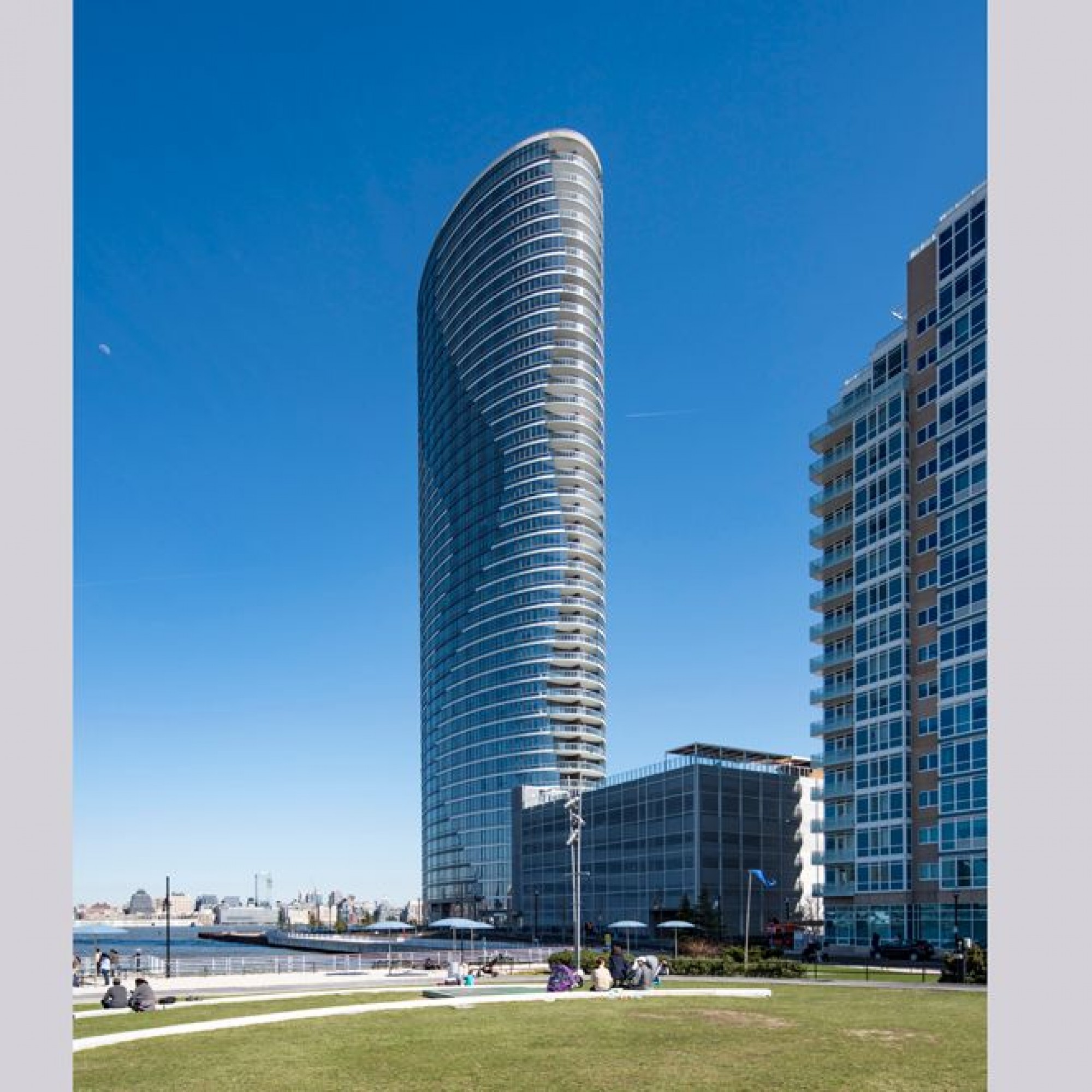 Platz 5: The Ellipse, Jersey City, USA, 136 Meter hoch, 41 Etagen, Arquitectonica, Haines Lundberg Waehler.