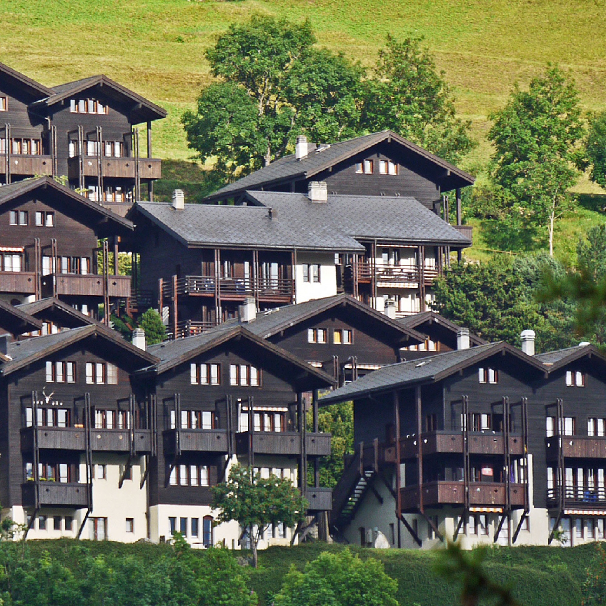 Ferienhaussiedlung im Wallis, Symbolbild. 