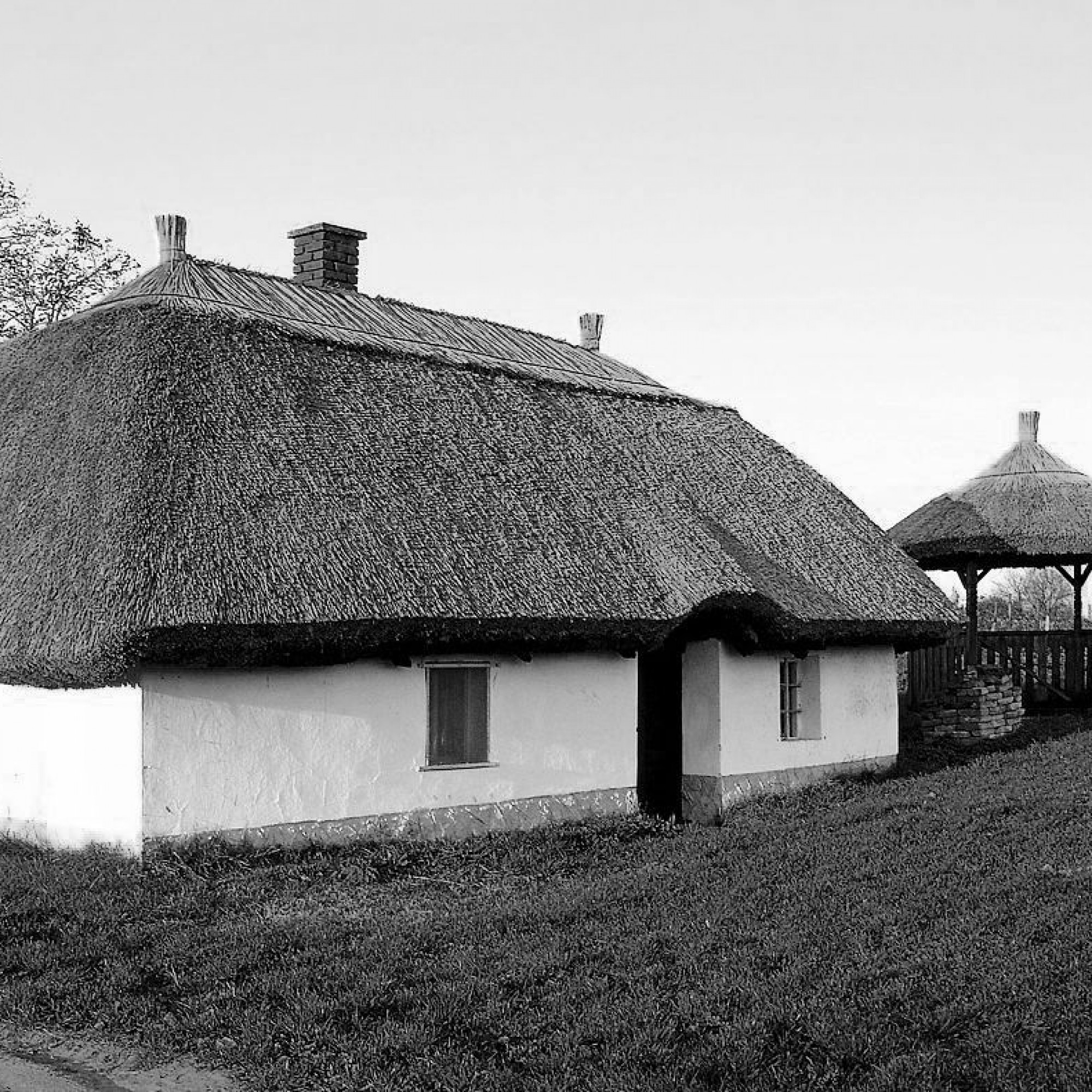 Traditionelles lettisches Lehmhaus