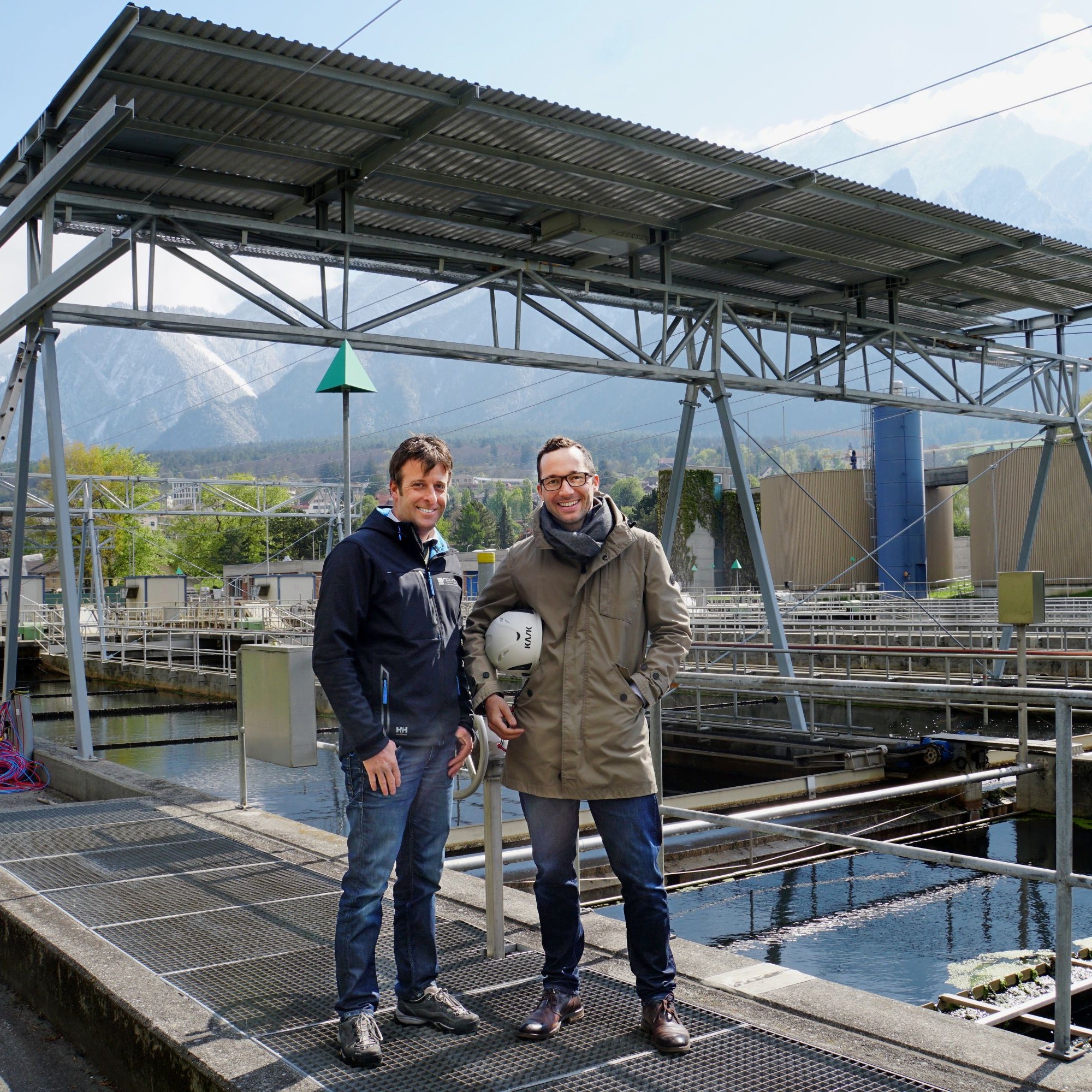 Gewinner in der Kategorie «Erneuerbare Energien»: Die Leichtbau-Solaranlage «HORIZON» in Chur, entwickelt von Andreas Hügli und Gian Andri Diem (v.l.n.r.). In dieser Aufnahme von April 2017 befand sich Anlage noch im Aufbau. Gewinner in der Kategorie «Ern
