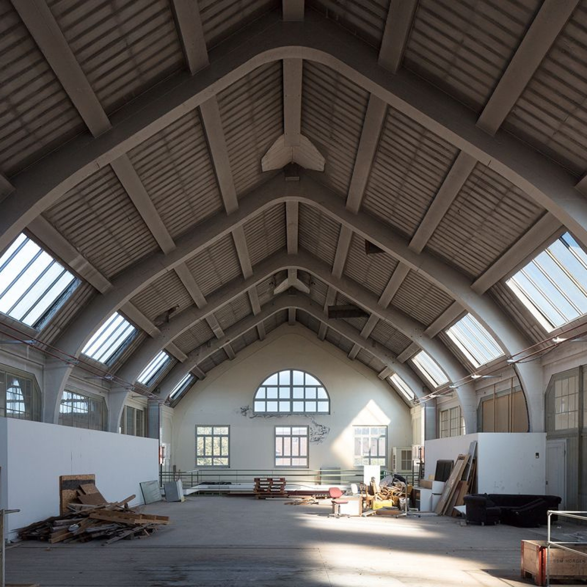 Im Betonskelettbau der Isolatorenhalle (1918) auf dem Areal der Porzellanfabrik herrscht eine fast schon sakrale Stimmung. 