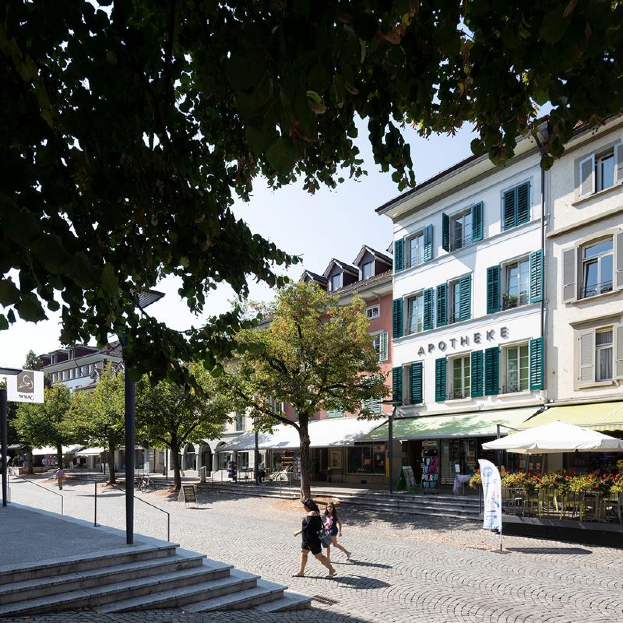 Die einst als Schutz gegen Hochwasser angelegten Hochtrottoirs bildeten den Ausgangspunkt der Aufwertung der Marktgasse. Heute hat sie wieder den Charakter einer Flaniermeile und Marktplatzes.