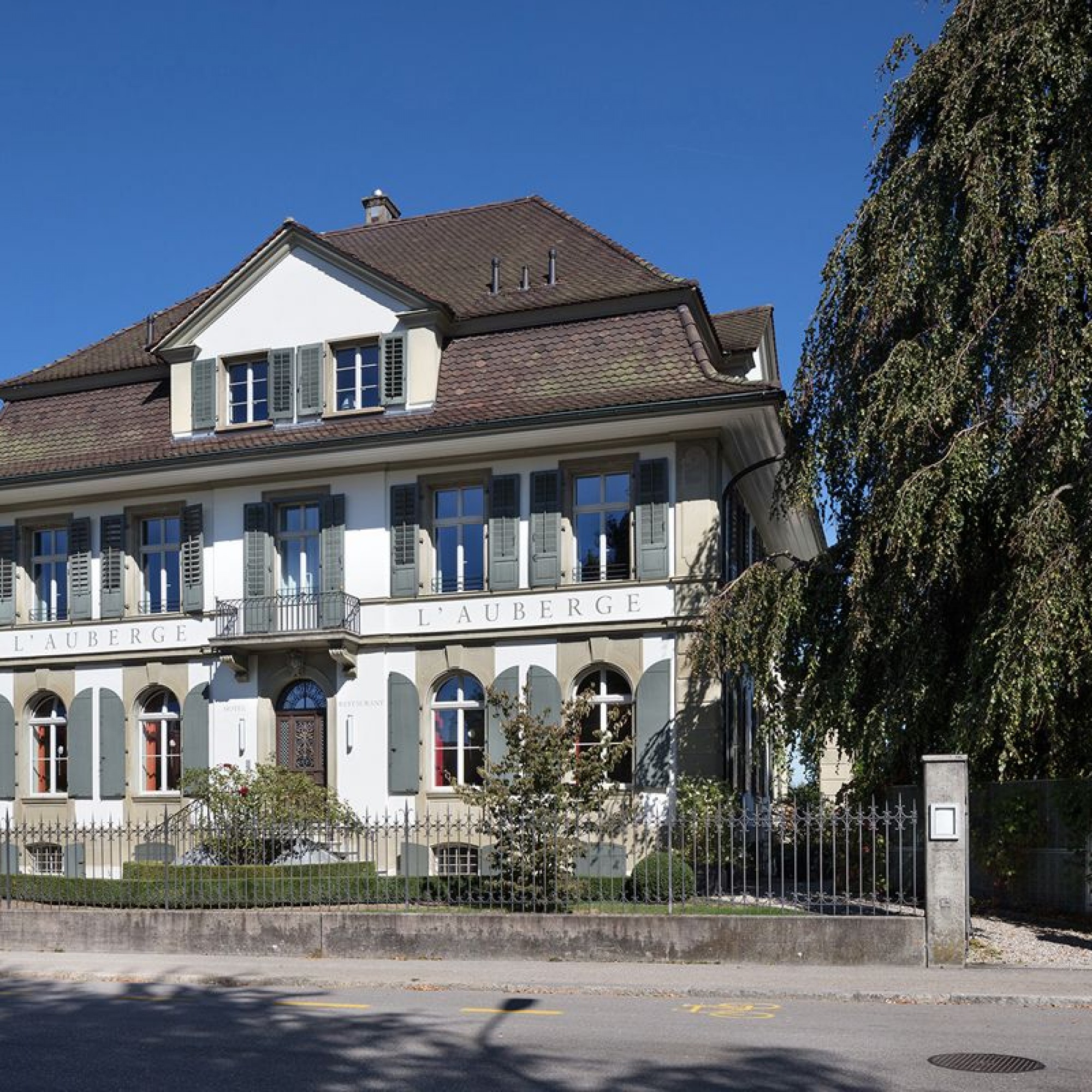 Zwischen dem Bahnhof und dem Zentrum bildete sich ab 1860 ein stattliches Villenquartier aus. Im Bild die zum Hotel und Restaurant umfunktionierte klassizistische Villa an der Murgenthalstrasse.