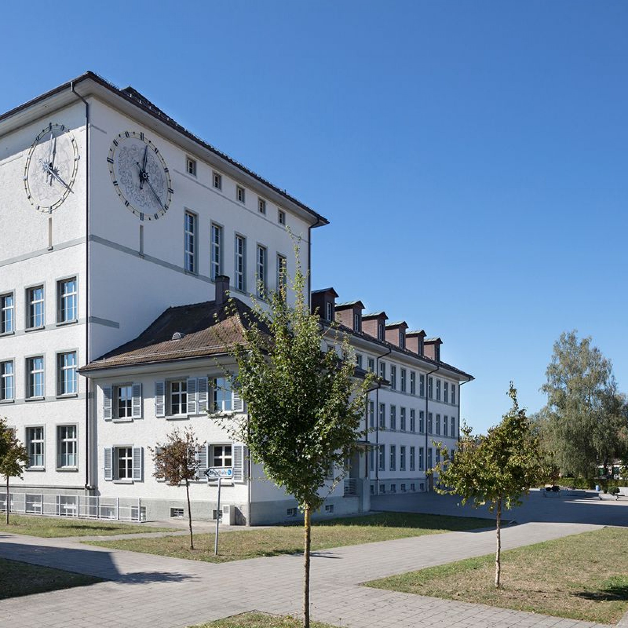 Innerhalb des Bildungszentrums Kreuzfeld nimmt das von Hans Klauser 1928 bis 1930 realisierte und kürzlich fachgerecht renovierte Schulhaus eine prominente Rolle ein. 