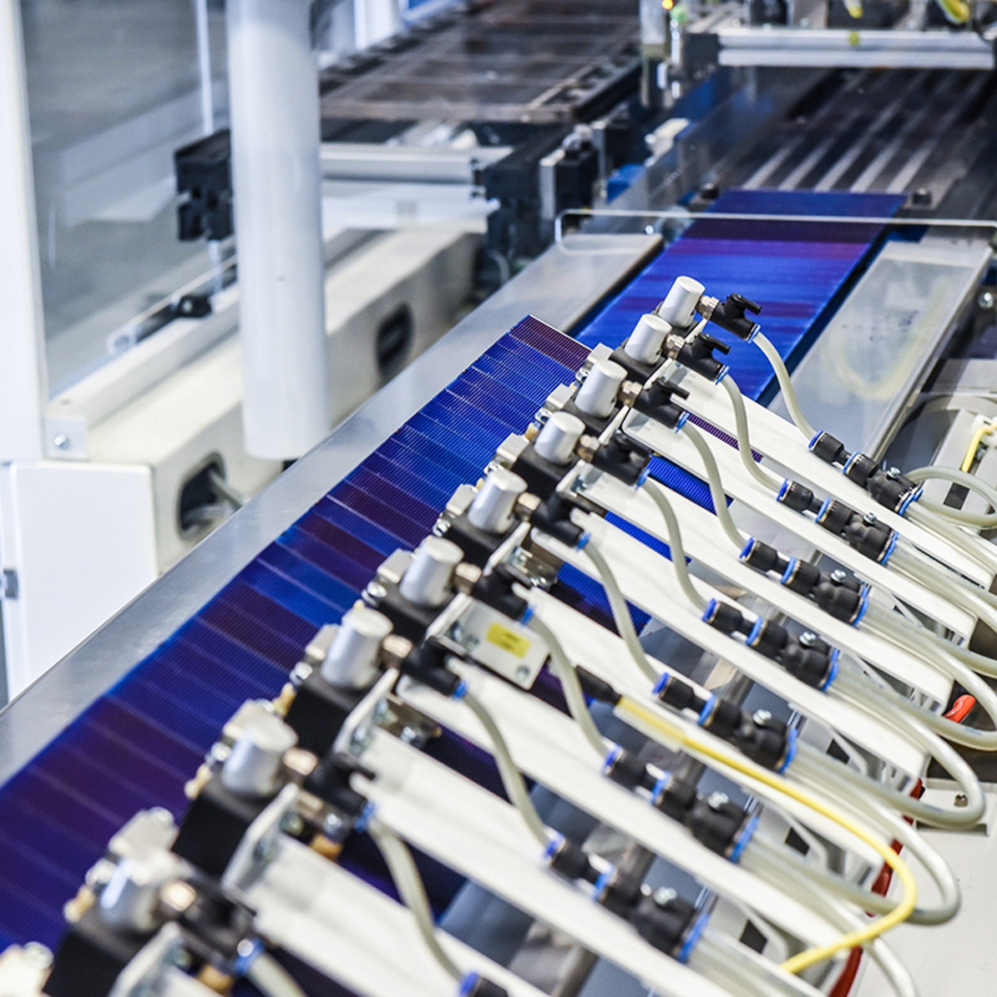 Der industrielle Zell-Stringer am Fraunhofer-Institut ermöglicht auf Basis einer neuen Klebetechnik die kostenoptimierte Produktion von Schindelstrings.