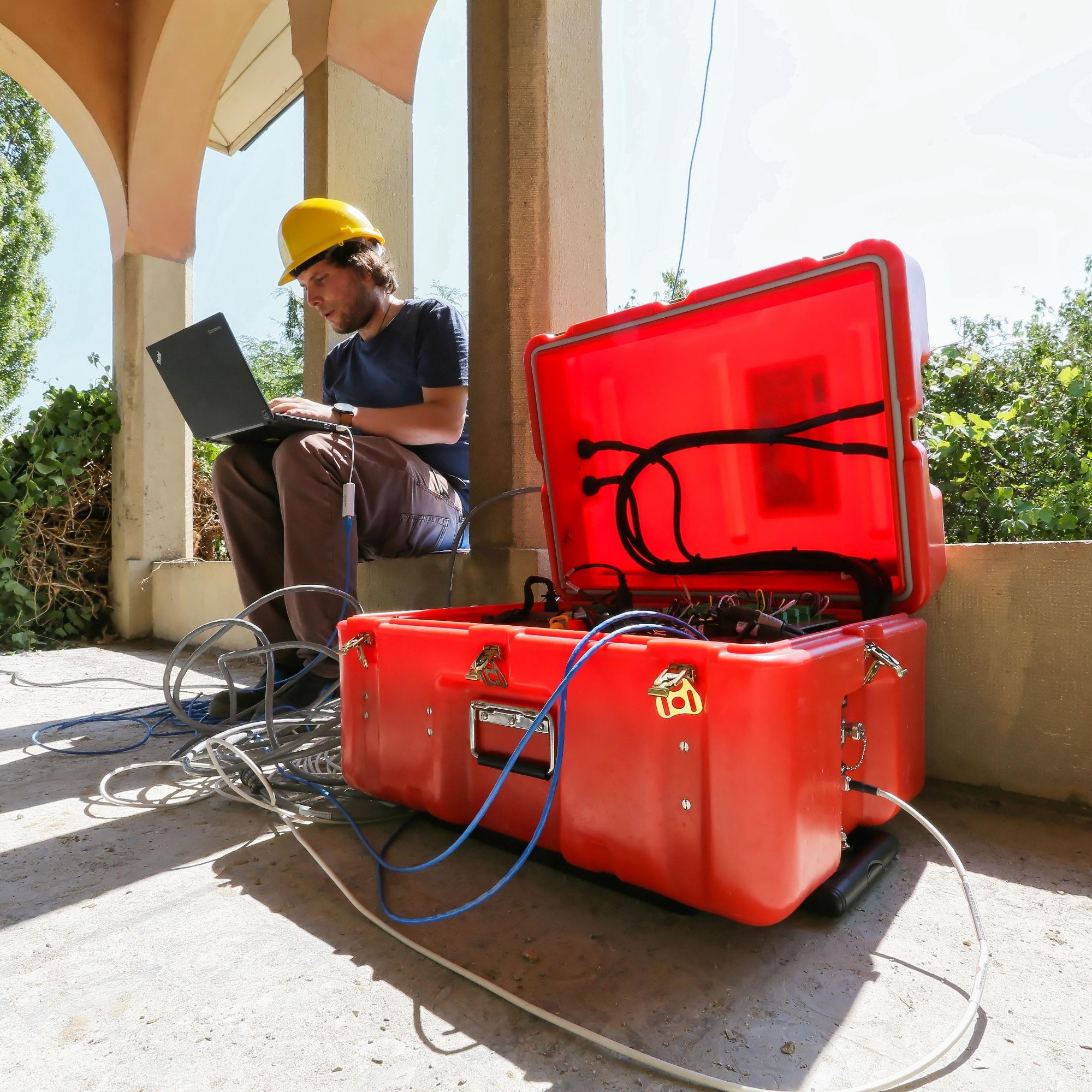 Dabei sammelte das Team Messungen mit dem Seismometer.