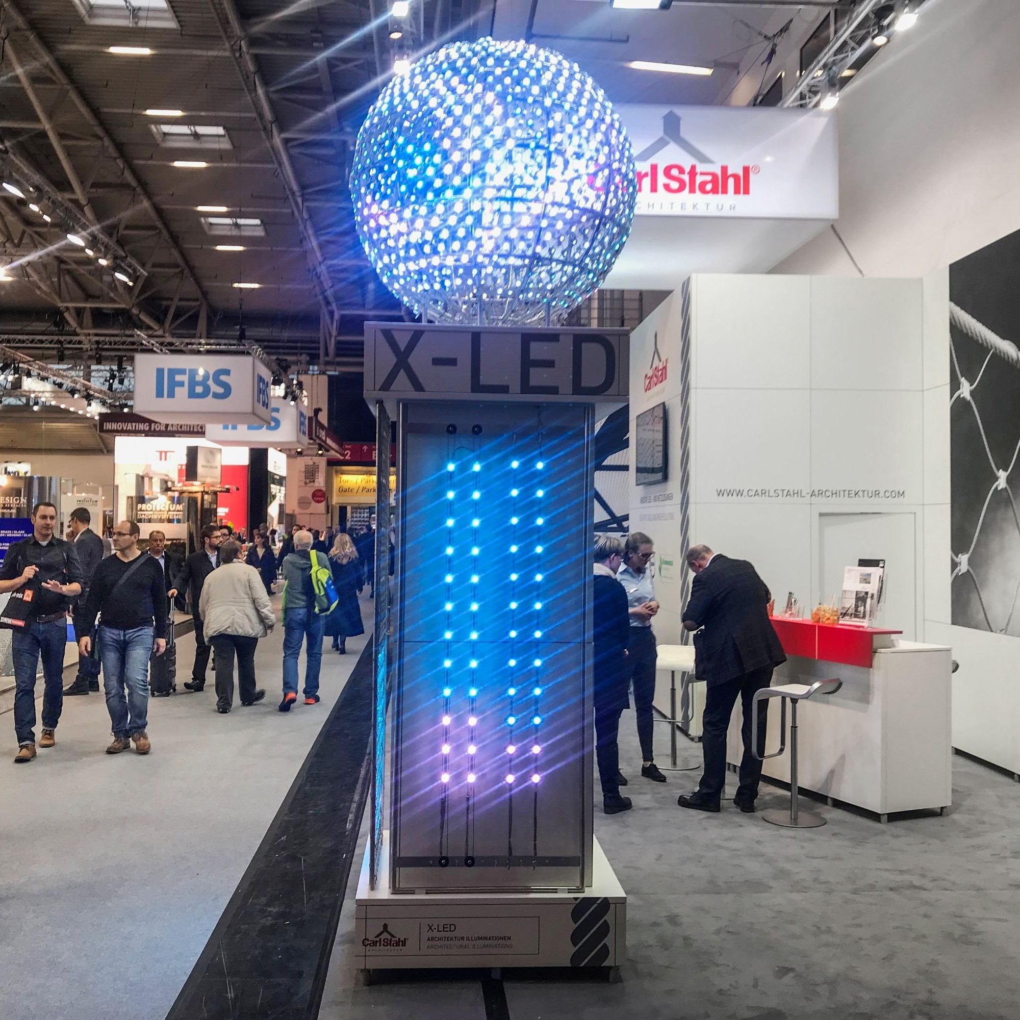 Blickfang: ein LED-Lichtmodulsystem.