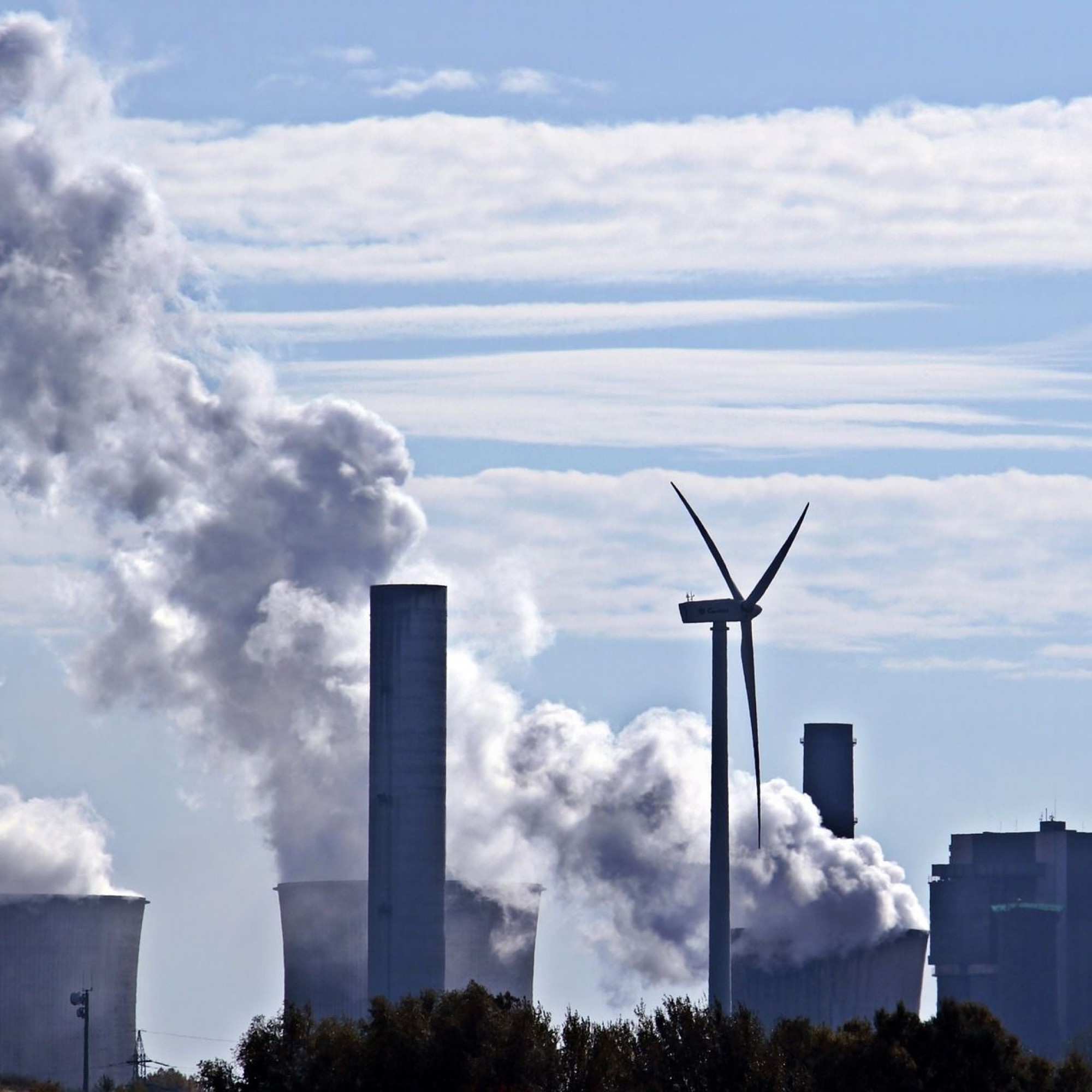 Erneuerbare Energien versus fossile Energie (Symbolbild)