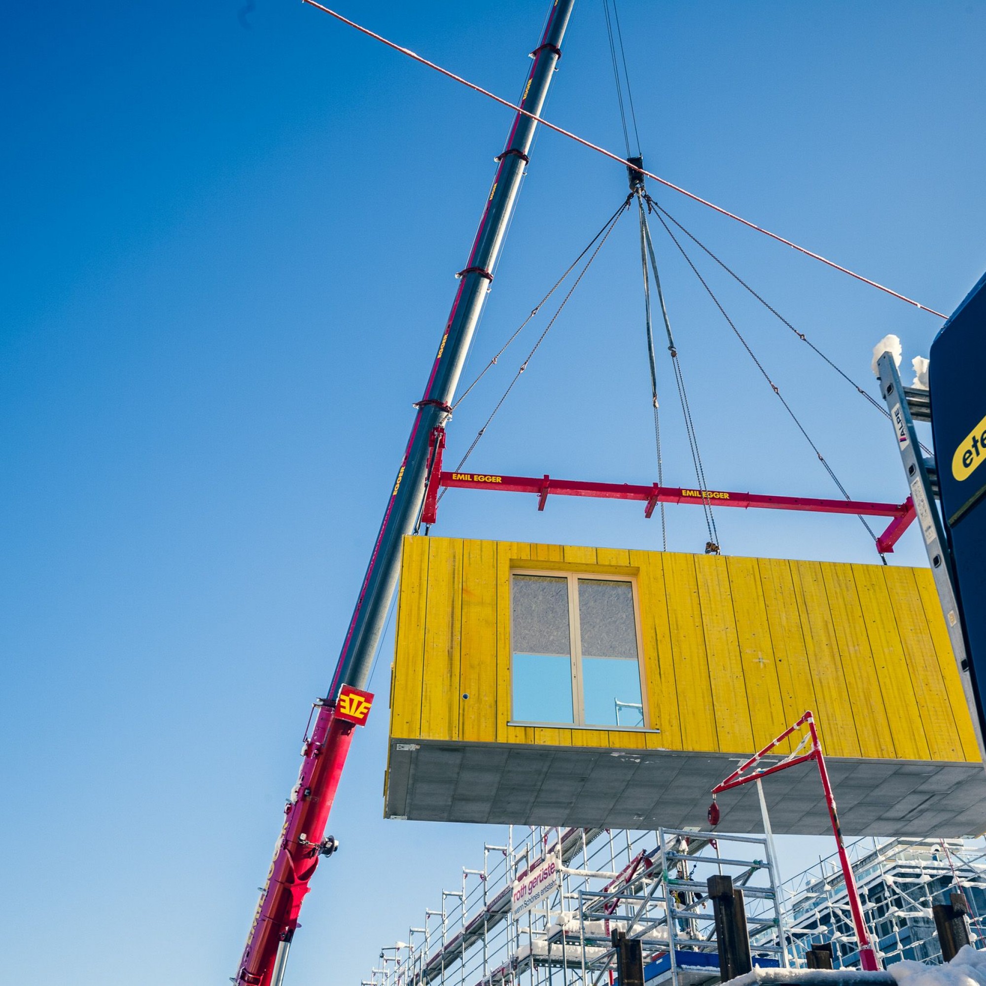 Am Montag wurden die ersten vorgefertigten Holzmodule angeliefert und positioniert.