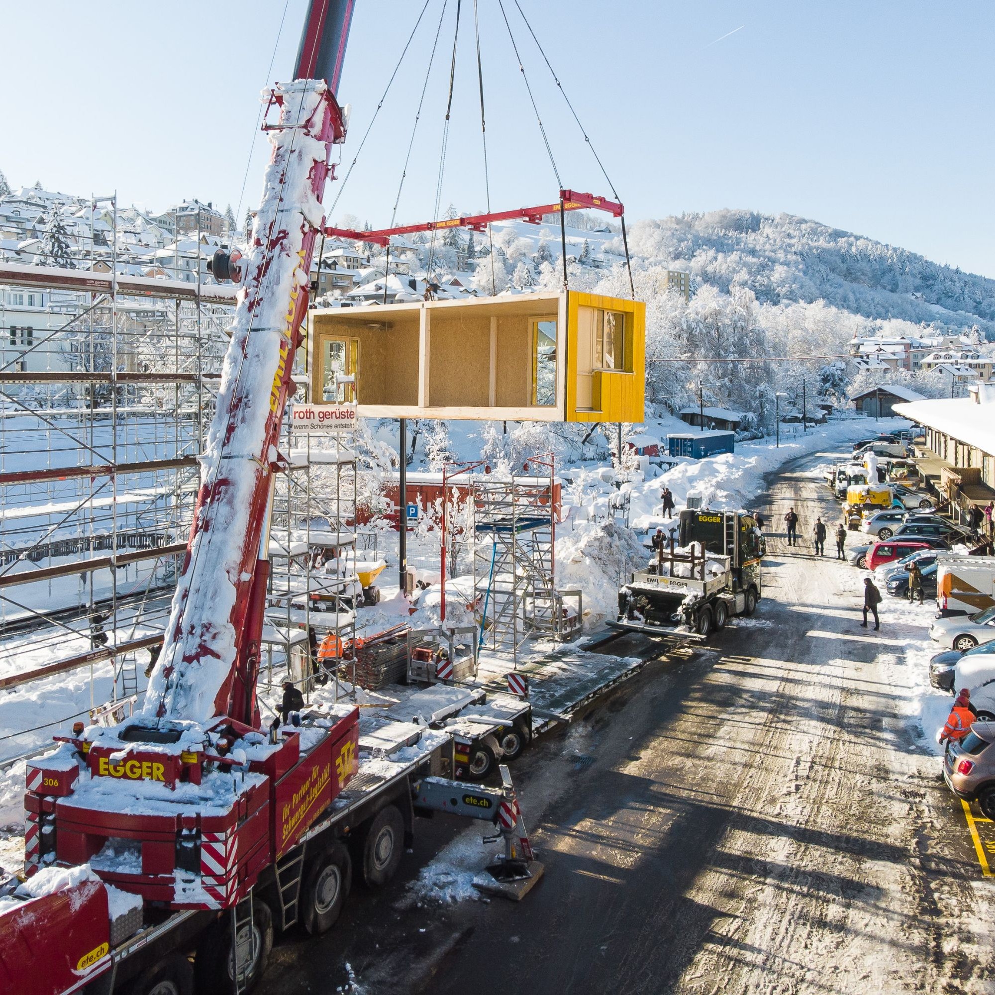 Die Vorfertigung der gelben Module übernahm die Blumer-Lehmann AG aus Gossau SG.