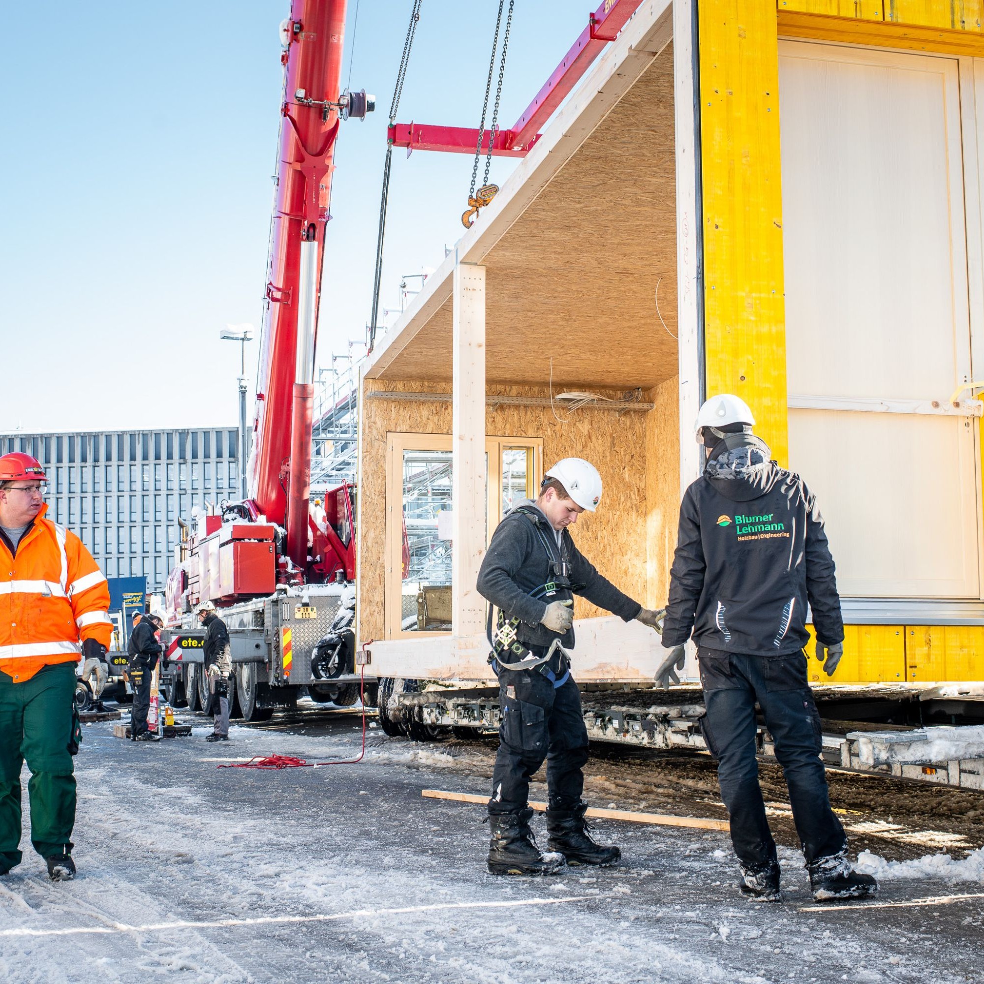 Die Fassaden der Module besteht aus gelben Schaltafeln.