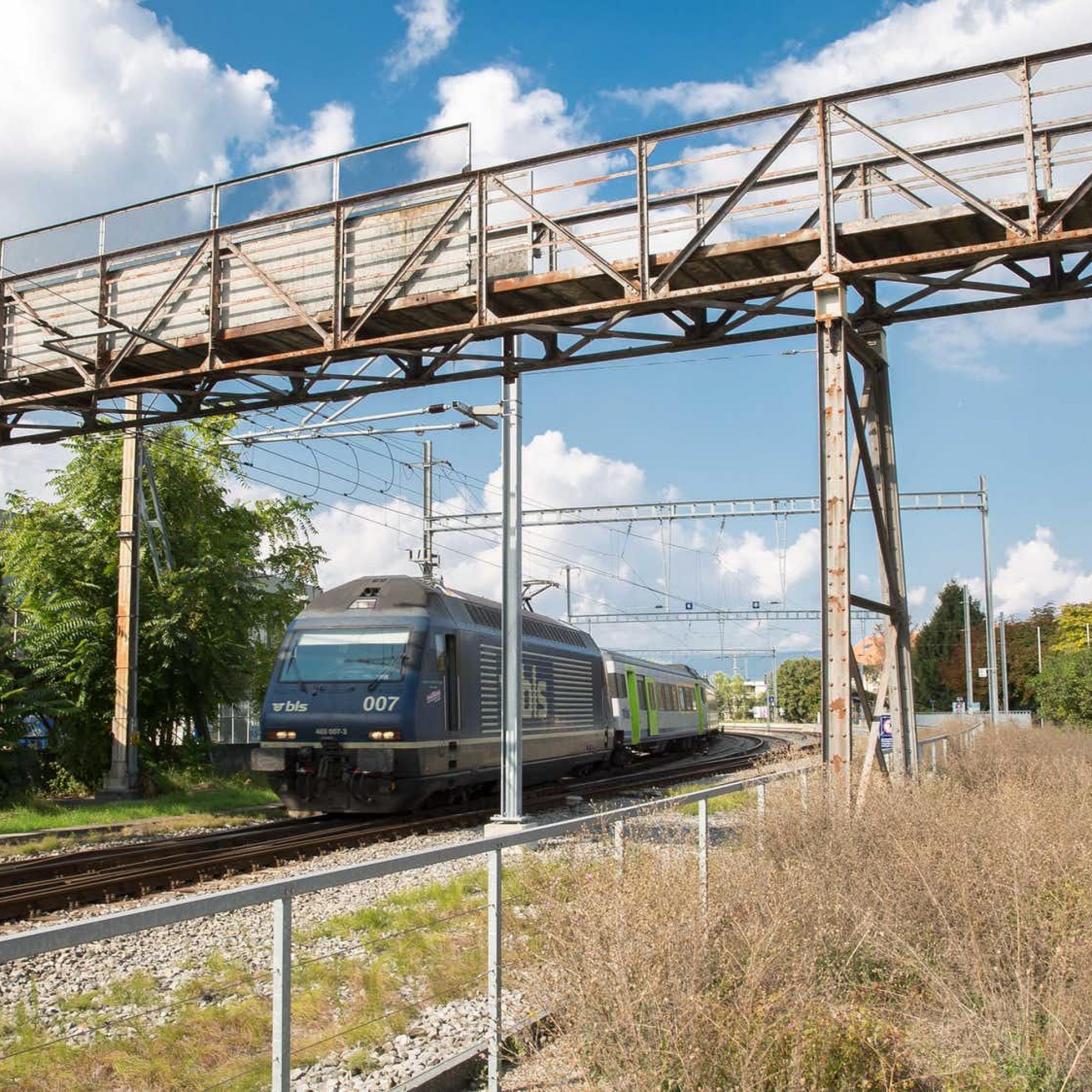 Die Passerelle in Kerzers und das alte Stellwerk (rechts).