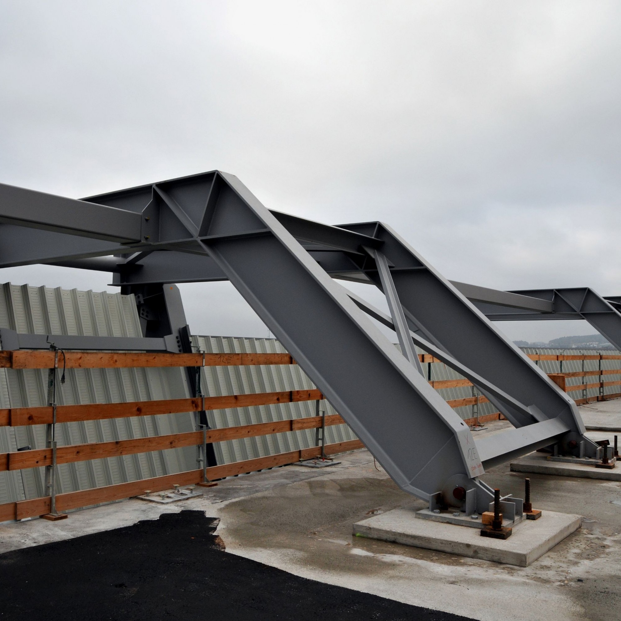 Solche sechs Tonnen schwere Galgen leiten die Windlast der Schutzwand ins Gebäude ab; mit Hilfe von zehn Meter langen 40er-Stahlstangen.