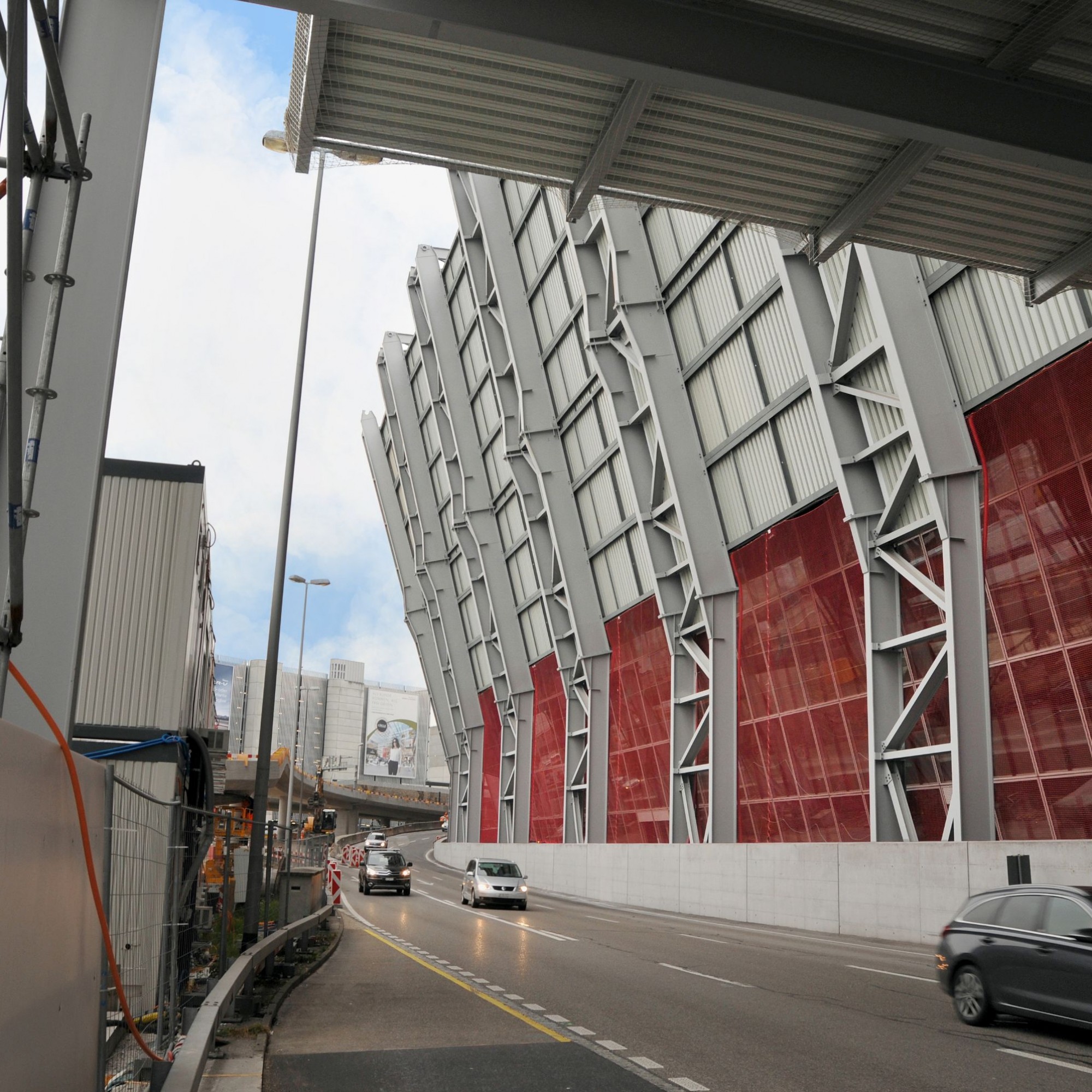 Die Kantonsstrasse rund um den Flughafen muss oft ein hohes Verkehrsaufkommen bewältigen. Die bis zu 13,5 Meter weit auskragende Schutzwand von «The Circle» schützt die darunter liegenden Fahrspuren. Für den Rückbau der Wand im Februar wird die Strasse je