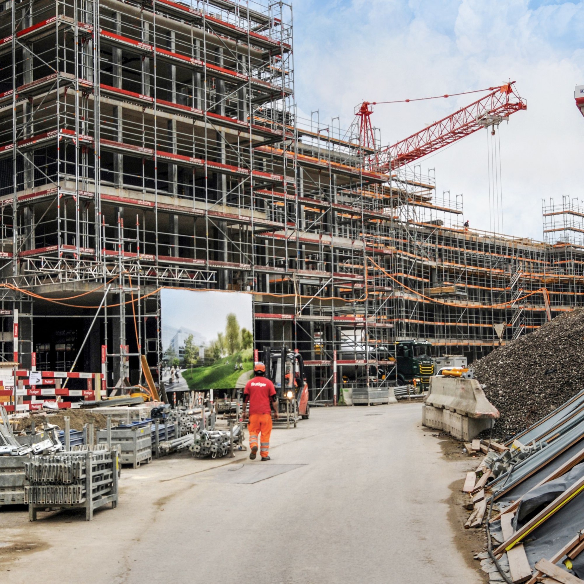 Anspruchsvolle Logistik: Auf dieser einen schmalen Strasse muss der ganze Baustellenverkehr abgewickelt werden.