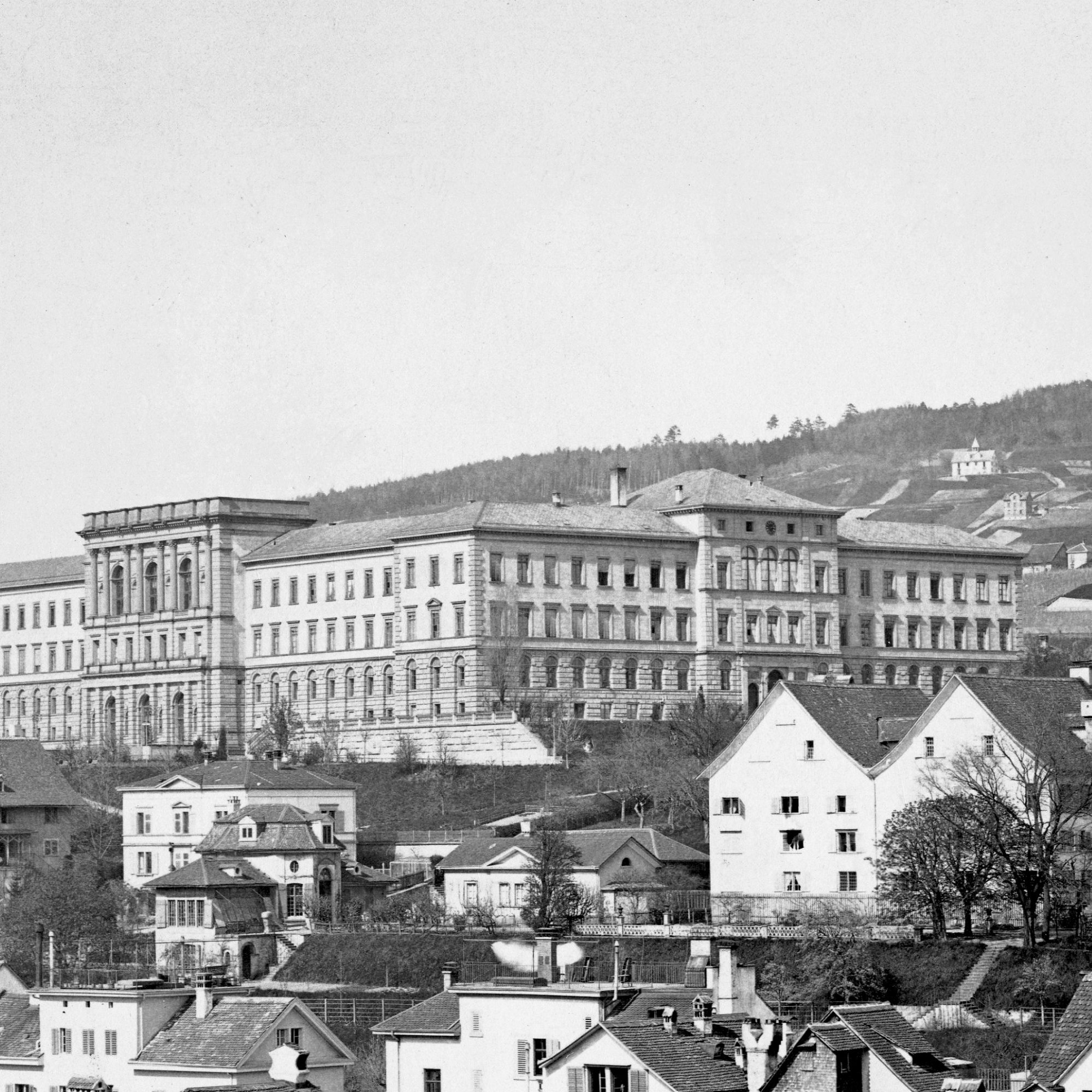 Das ETH Hauptgebäude wurde 1858 bis 1864 durch Gottfried Semper gebaut. Alfred Escher war massgeblich daran beteiligt, dass das Polytechnikum in Zürich entstand. Aufnahme um 1880, vor dem Beginn der Umbauten durch Gustav Gull 1915 bis 1924, bei denen die