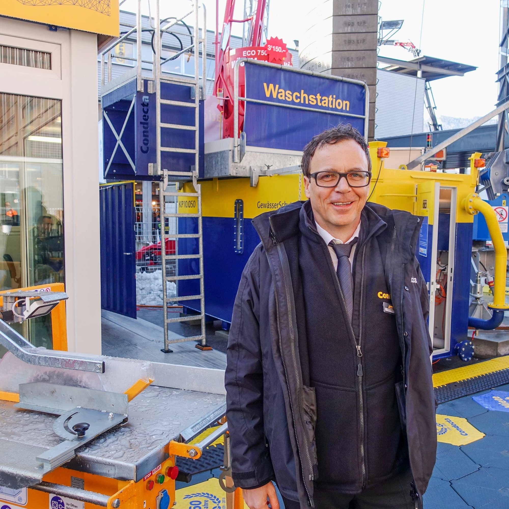 Erwin Stadler vor der Gewässerschutzanlage, die auf Baustellen eingesetzt wird.