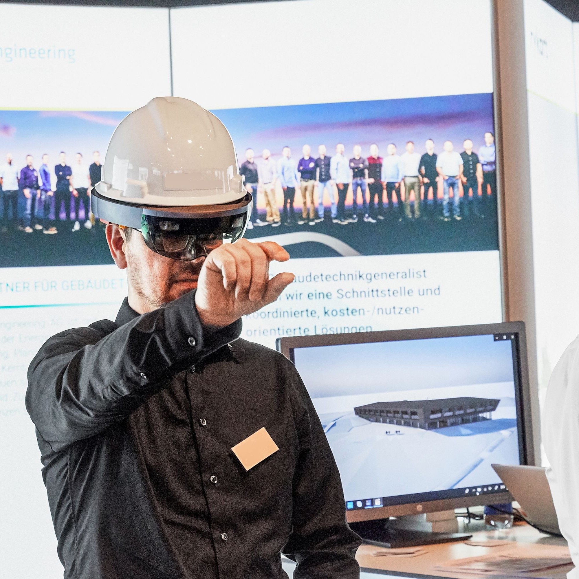 Projektbetrachtung mit in den Bauhelm integrierter VR-Brille: Die Digitalisierung verändert den Alltag nicht nur der Planer und Architekten, sondern zunehmend auch der Ausführenden auf der Baustelle. Portable Elektronikgeräte ersetzen mehr und mehr den kl