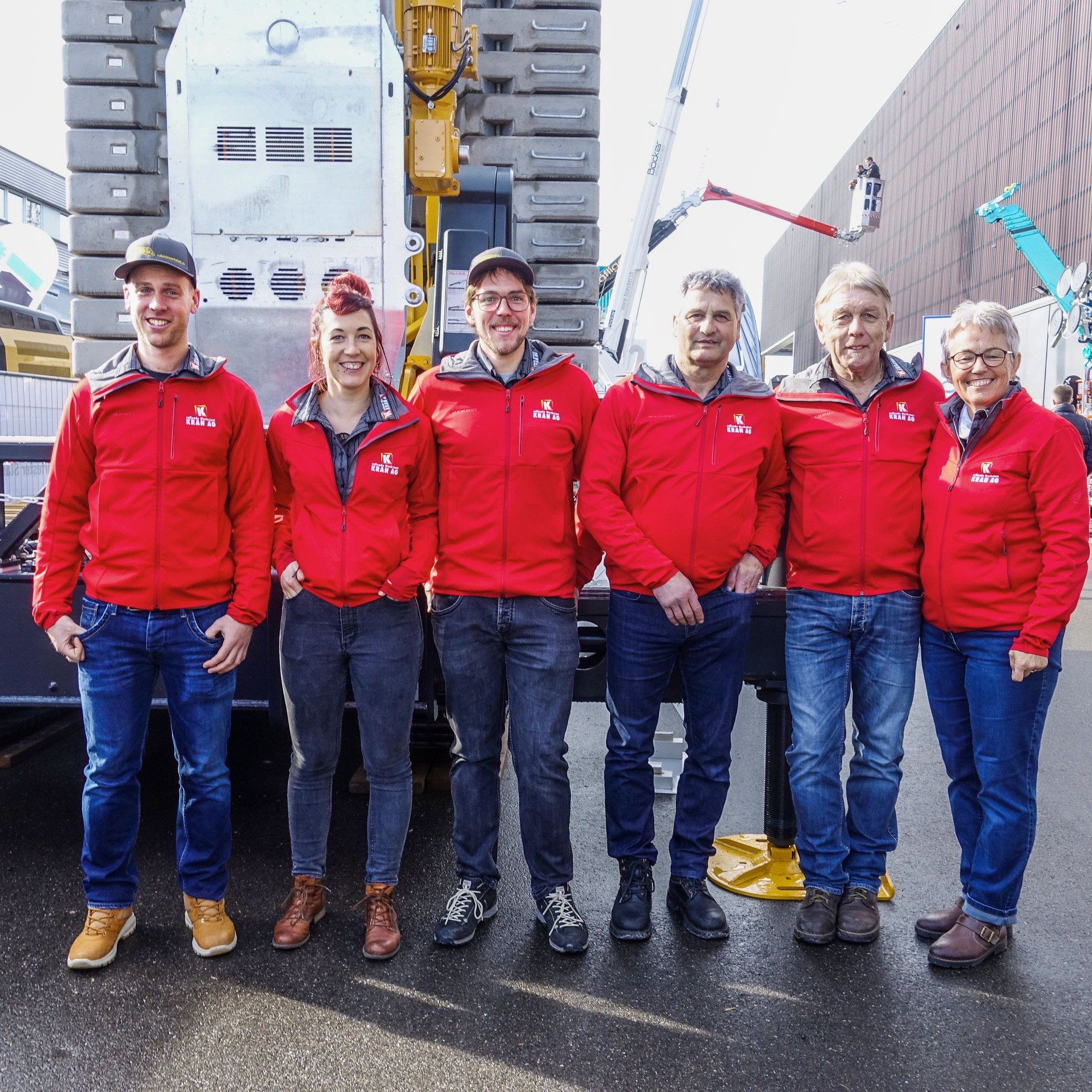 Marco Rohrer, Julia und Hansheini Dillier, Hans Rieder, Heini und Sonja Dillier, (von links) vor dem neuen raupenfahrbaren Schnellmontagekran Hup C40-30.