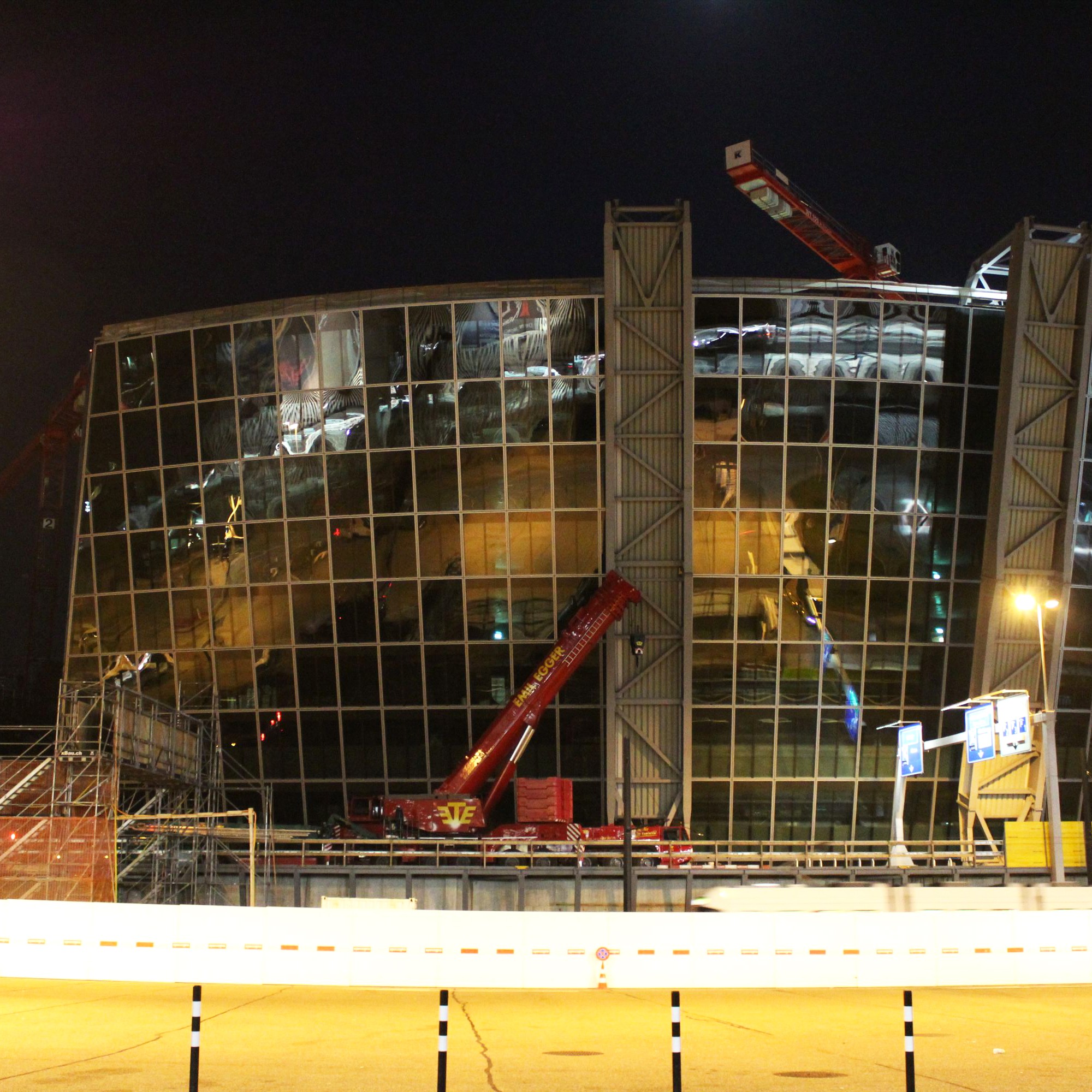 Mit dem Abbau der Schutzwand wird das eindrückliche Hochbauprojekt am Zürcher Flughafen langsam aber sicher sichtbar.