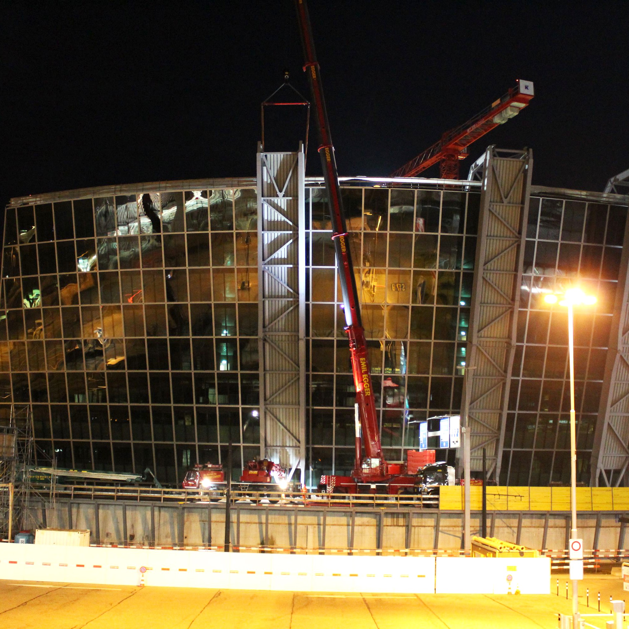 In der Nacht auf Donnerstag wurden Teile der Schutzwand des ersten der sechs Gebäude von «The Circle» rückgebaut.