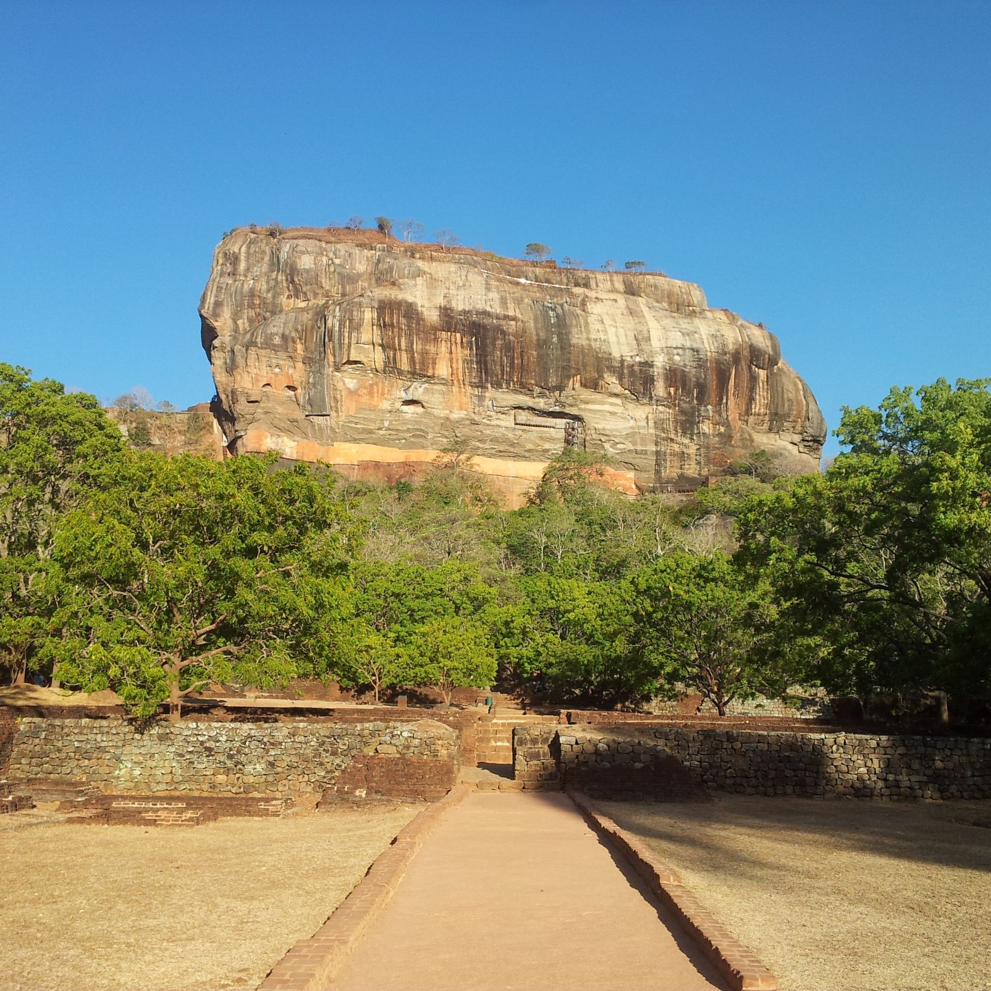 Sri Lanka: Lion Rock Sigiriya von unten