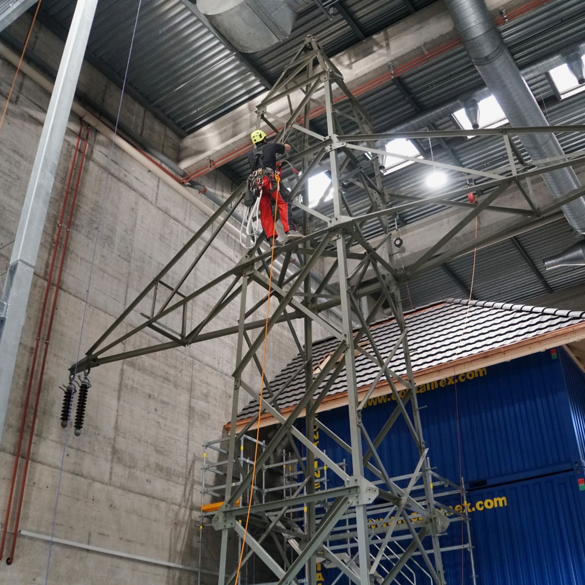 Reales Übungsobjekt: Ein Monteur trainiert auf dem Starkstrommast im Zofinger Schulungszentrum seine individuelle Absturzsicherung.