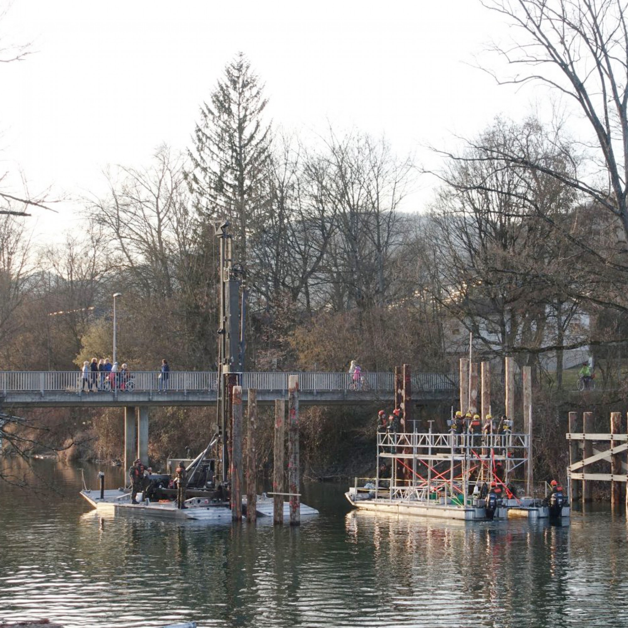 Am Dienstagabend wurden die letzten Pfeiler für die provisorische Brücke eingerammt.