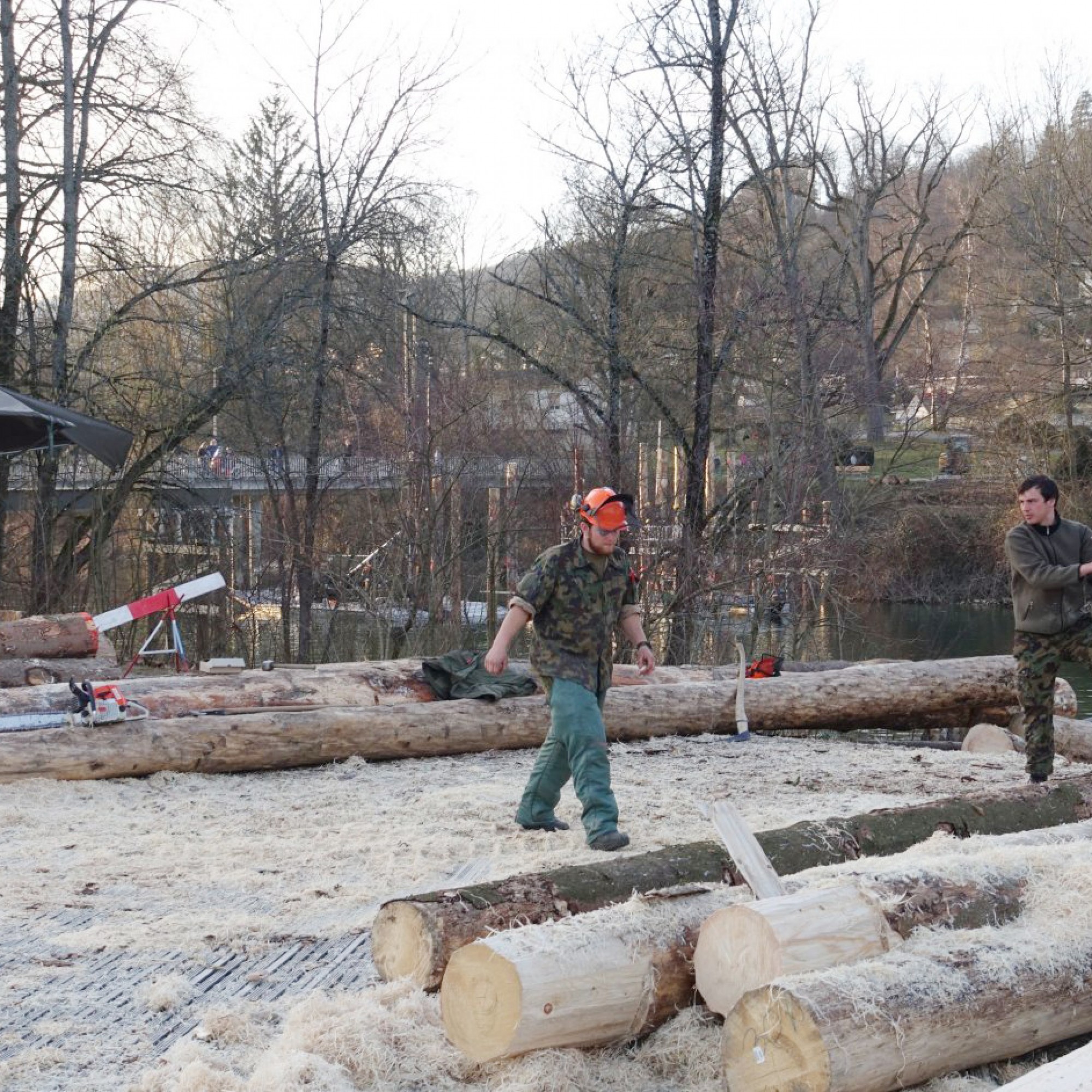 Die Holzpfeiler werden vorbereitet.