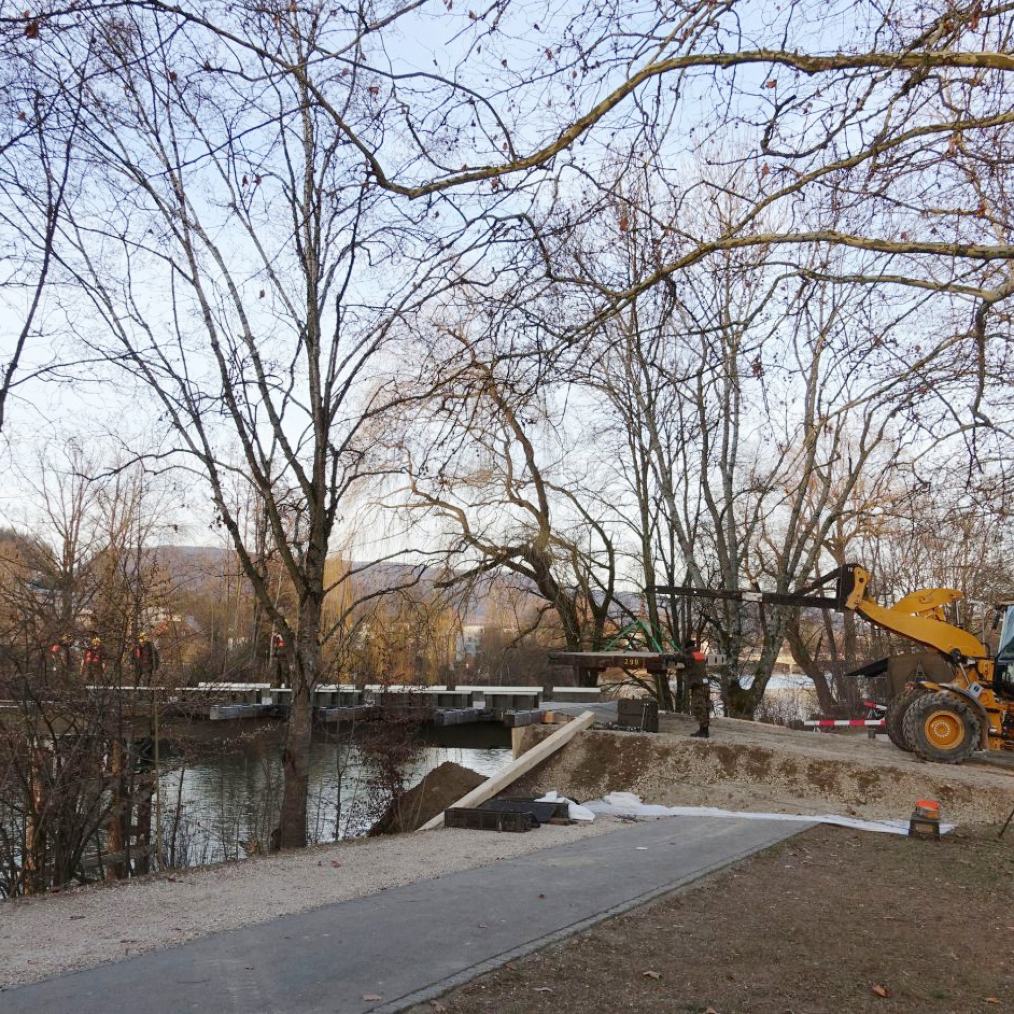 Mit dem Bau der Stahlträgerbrücke wurde auf der Seite des Schachen neben der Aarauer Badi gestartet.