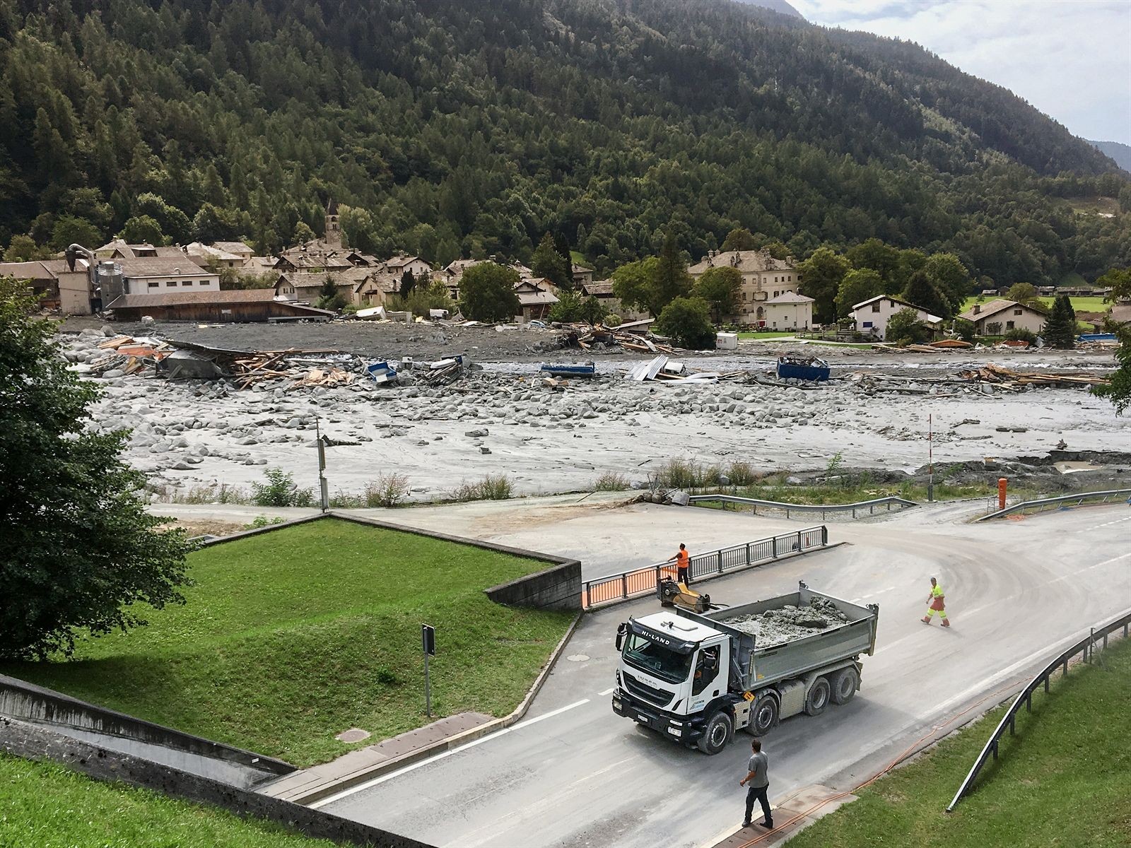 Insgesamt wurden zwölf Ställe und Maiensässe in der Val Bondasca sowie mehrere Gebäude in Bondo vom Murgang erfasst und zerstört oder in Mitleidenschaft gezogen. Acht Wanderer kamen ums Leben.