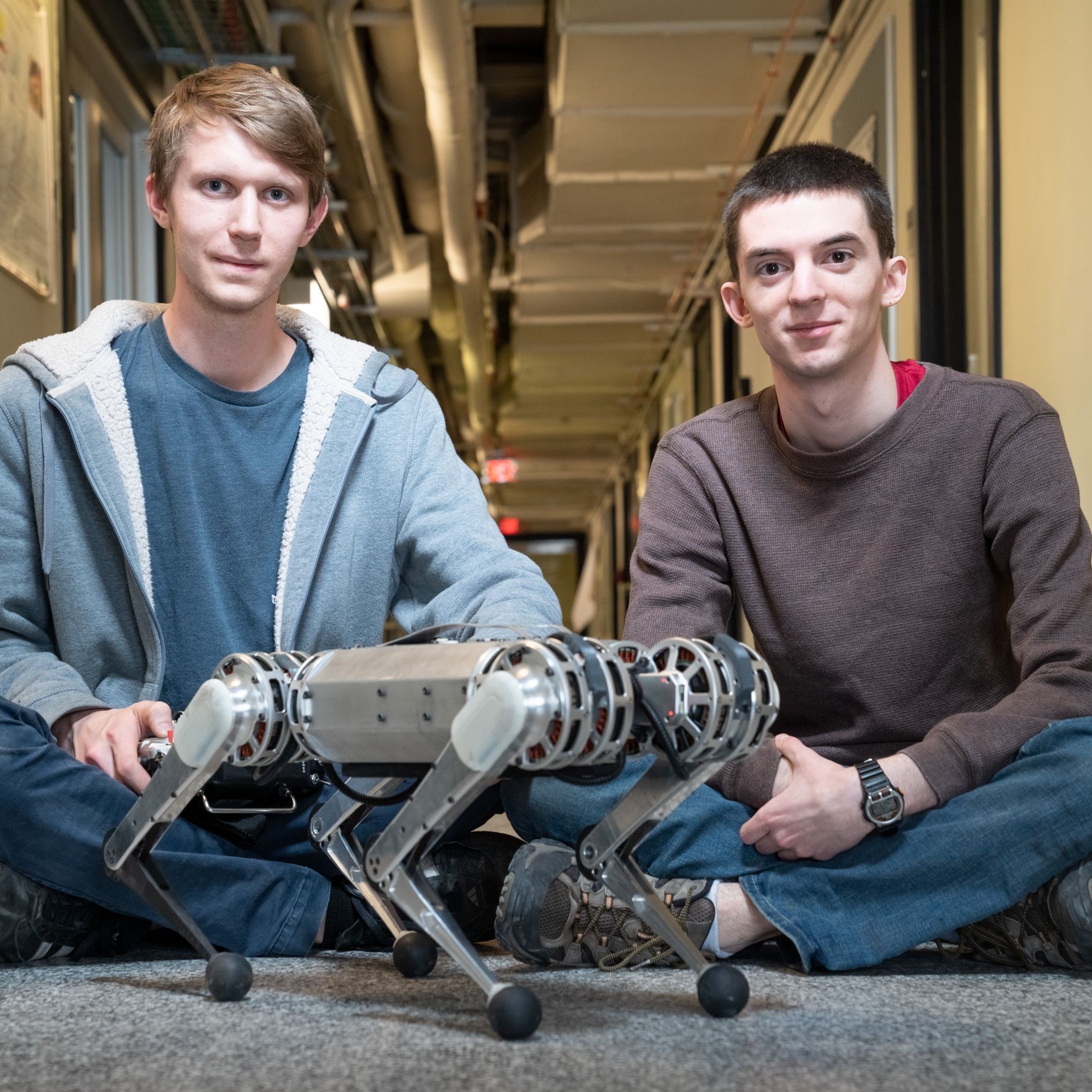 Der leitende Entwickler Benjamin Katz (links) und Mitautor Jared Di Carlo (rechts) mit ihrem Roboter «Mini Cheetah».