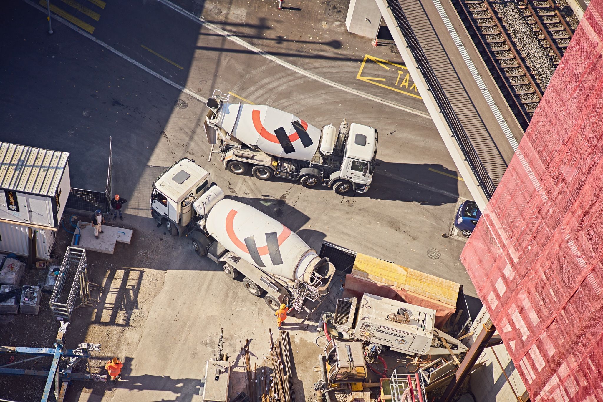 LKWs von Lafarge Holcim bei Arbeiten am Andreas Tower